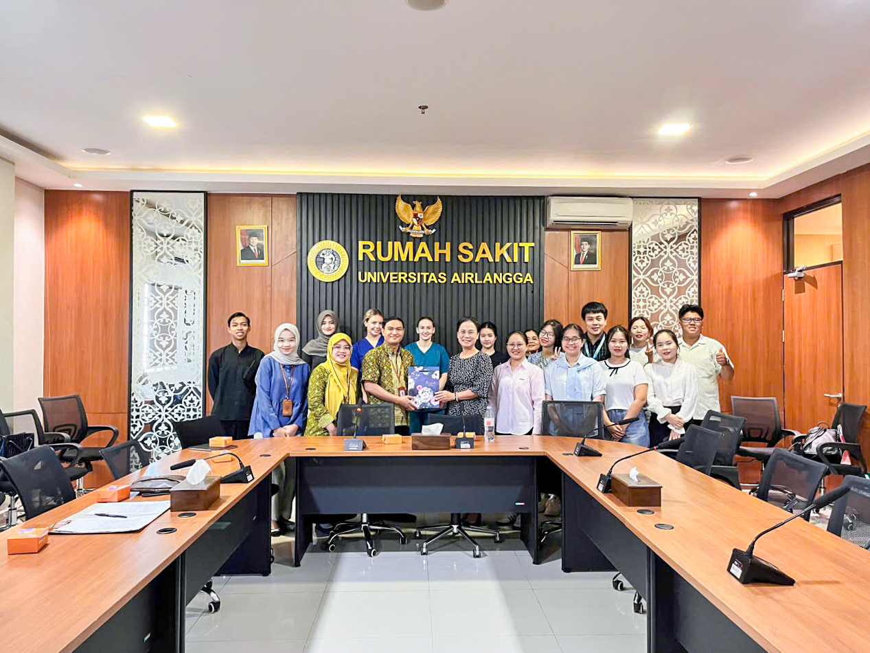 vlu-sinh-vien-khoa-dieu-duong-tham-du-hoi-nghi-quoc-te-tai-indonesia-e.jpg