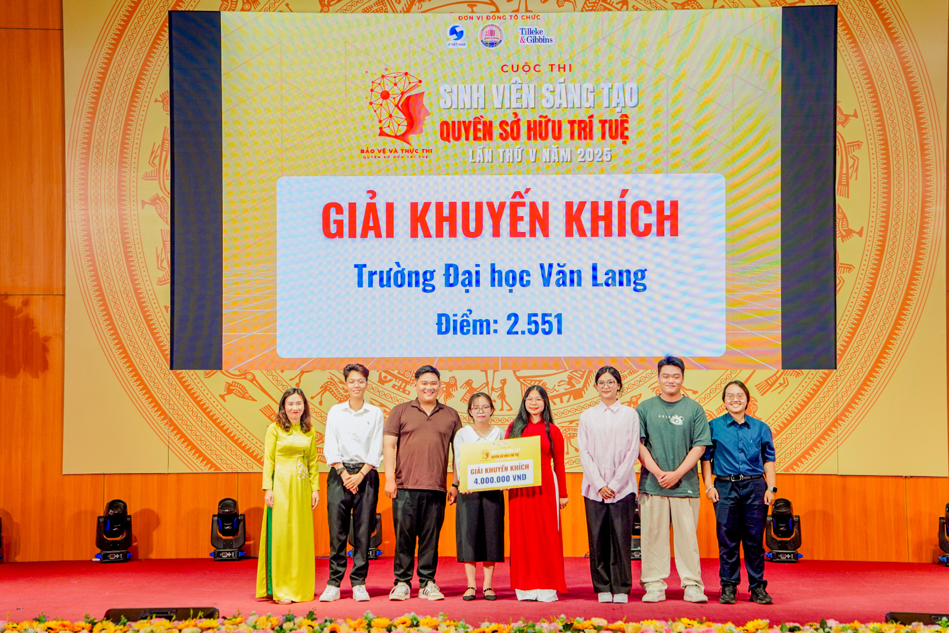 vlu-sinh-vien-khoa-luat-toa-sang-tai-cac-cuoc-thi-hoc-thuat-uy-tin-a.jpg