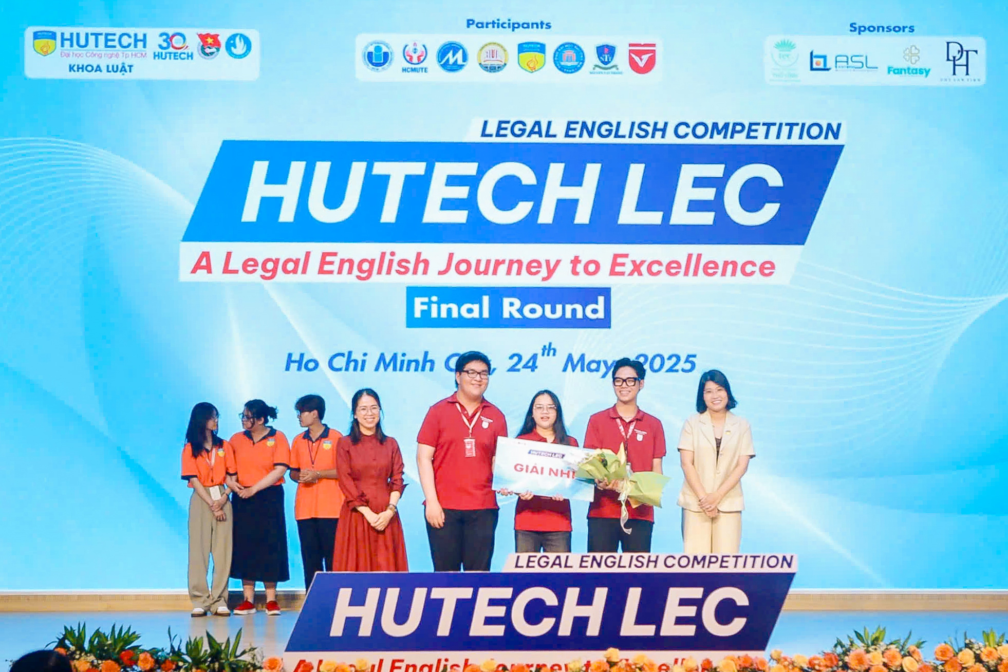 vlu-sinh-vien-khoa-luat-toa-sang-tai-cac-cuoc-thi-hoc-thuat-uy-tin-b.jpg