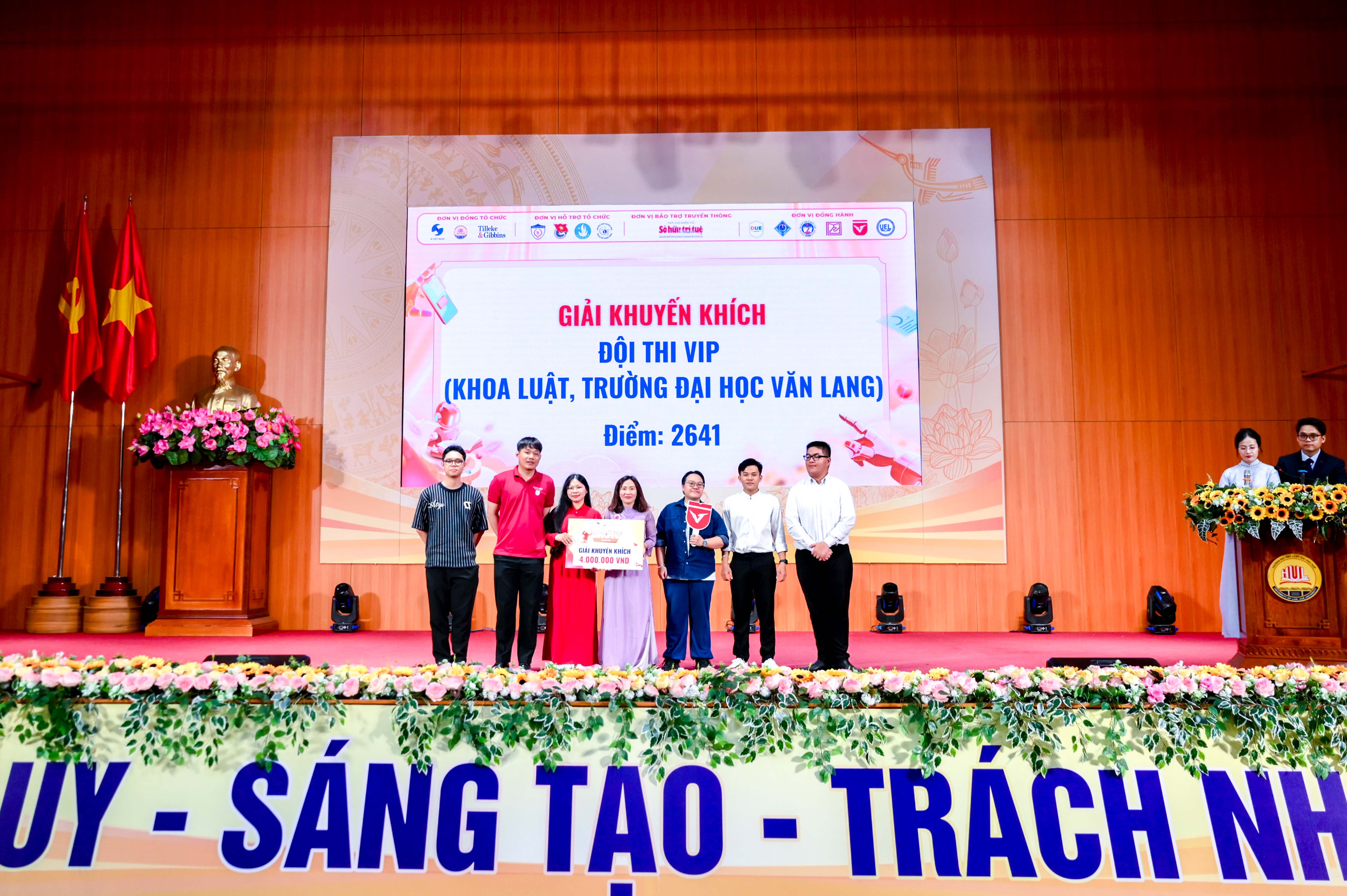 vlu-sinh-vien-khoa-luat-truong-dai-hoc-van-lang-ghi-dau-an-tai-cuoc-thi-cap-quoc-gia-c.jpg
