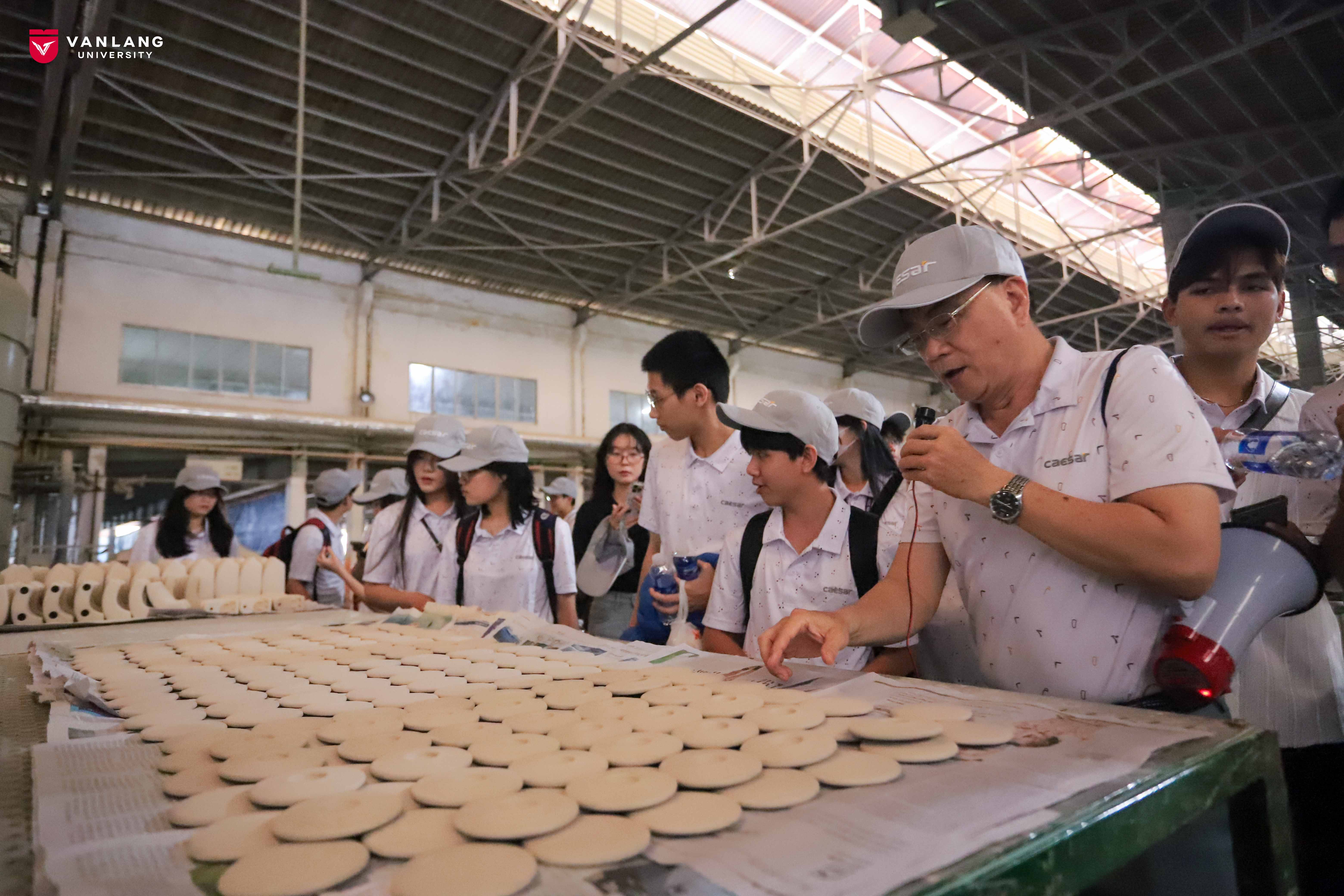 vlu-sinh-vien-kien-truc-tham-quan-nha-may-va-showroom-trung-bay-cua-caesar-a.jpg