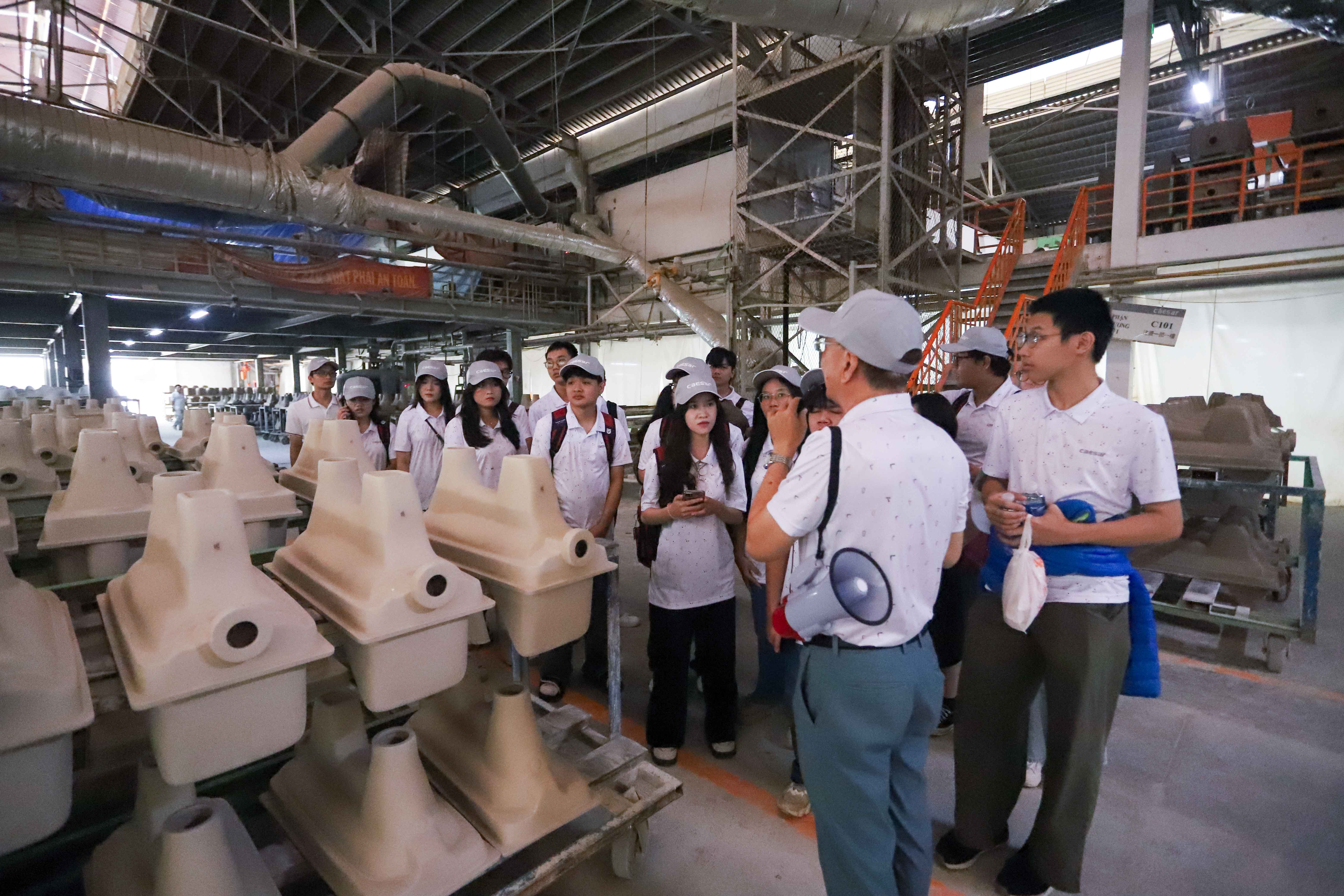 vlu-sinh-vien-kien-truc-tham-quan-nha-may-va-showroom-trung-bay-cua-caesar-b.jpg