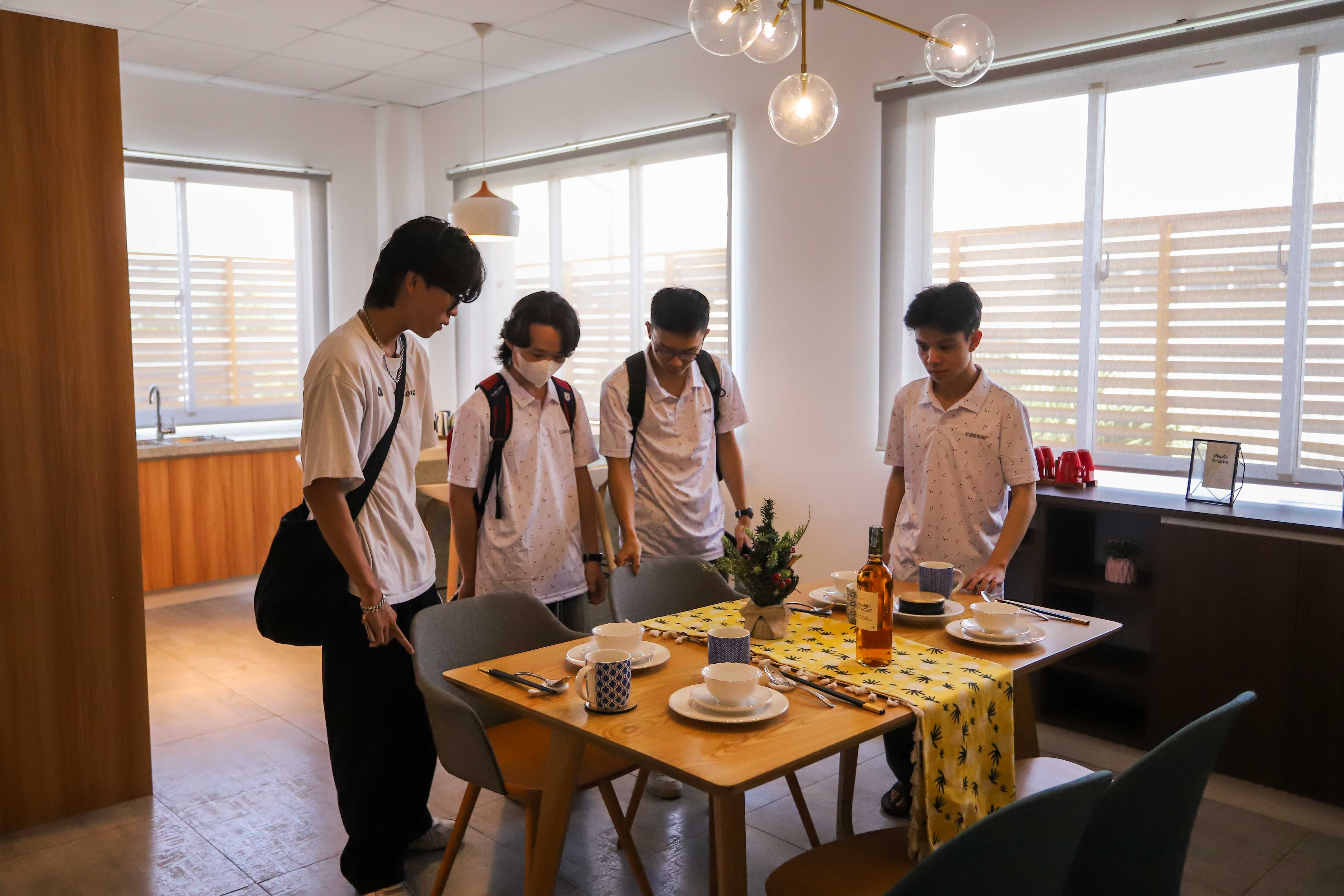 vlu-sinh-vien-kien-truc-tham-quan-nha-may-va-showroom-trung-bay-cua-caesar-c.jpg