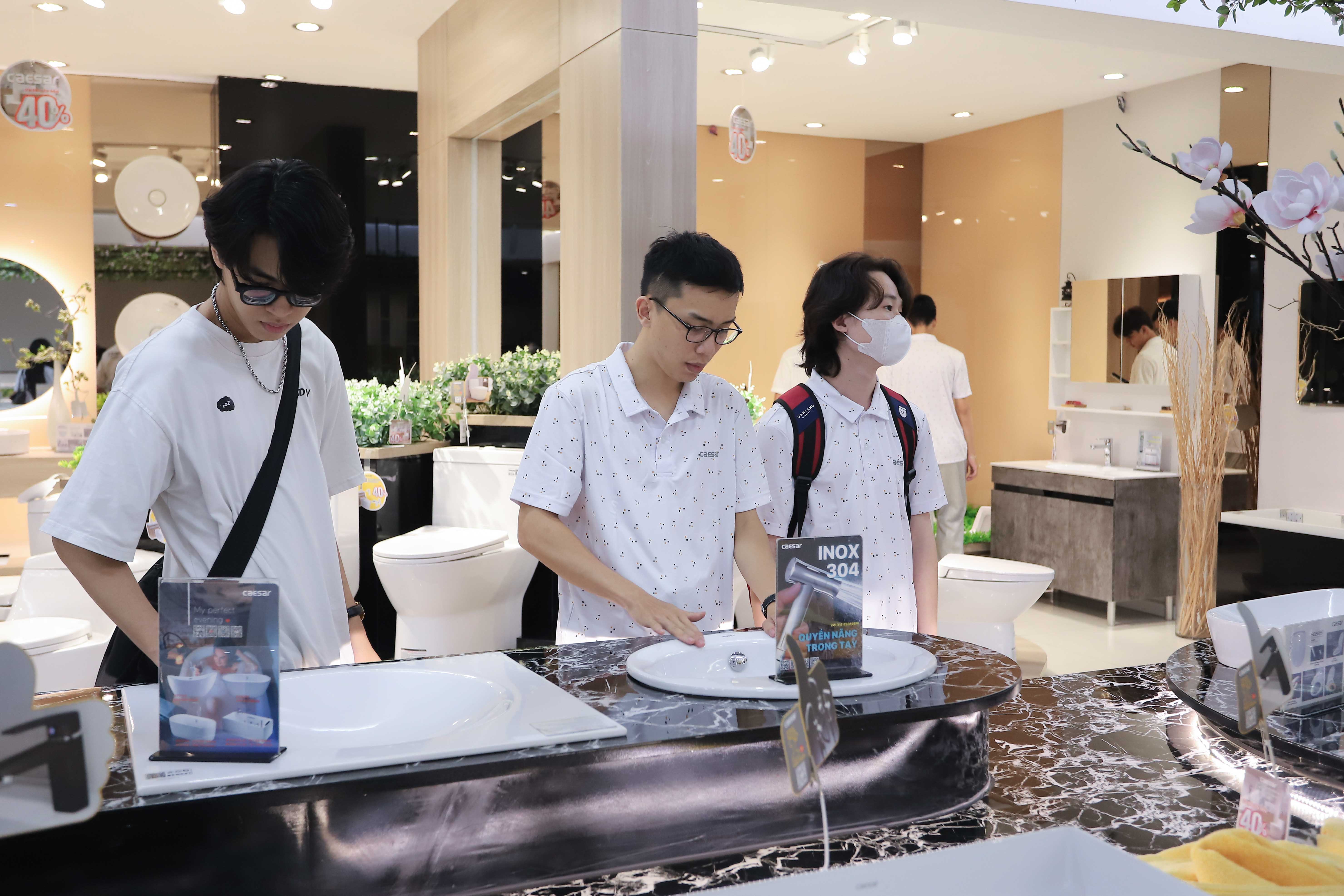 vlu-sinh-vien-kien-truc-tham-quan-nha-may-va-showroom-trung-bay-cua-caesar-d.jpg