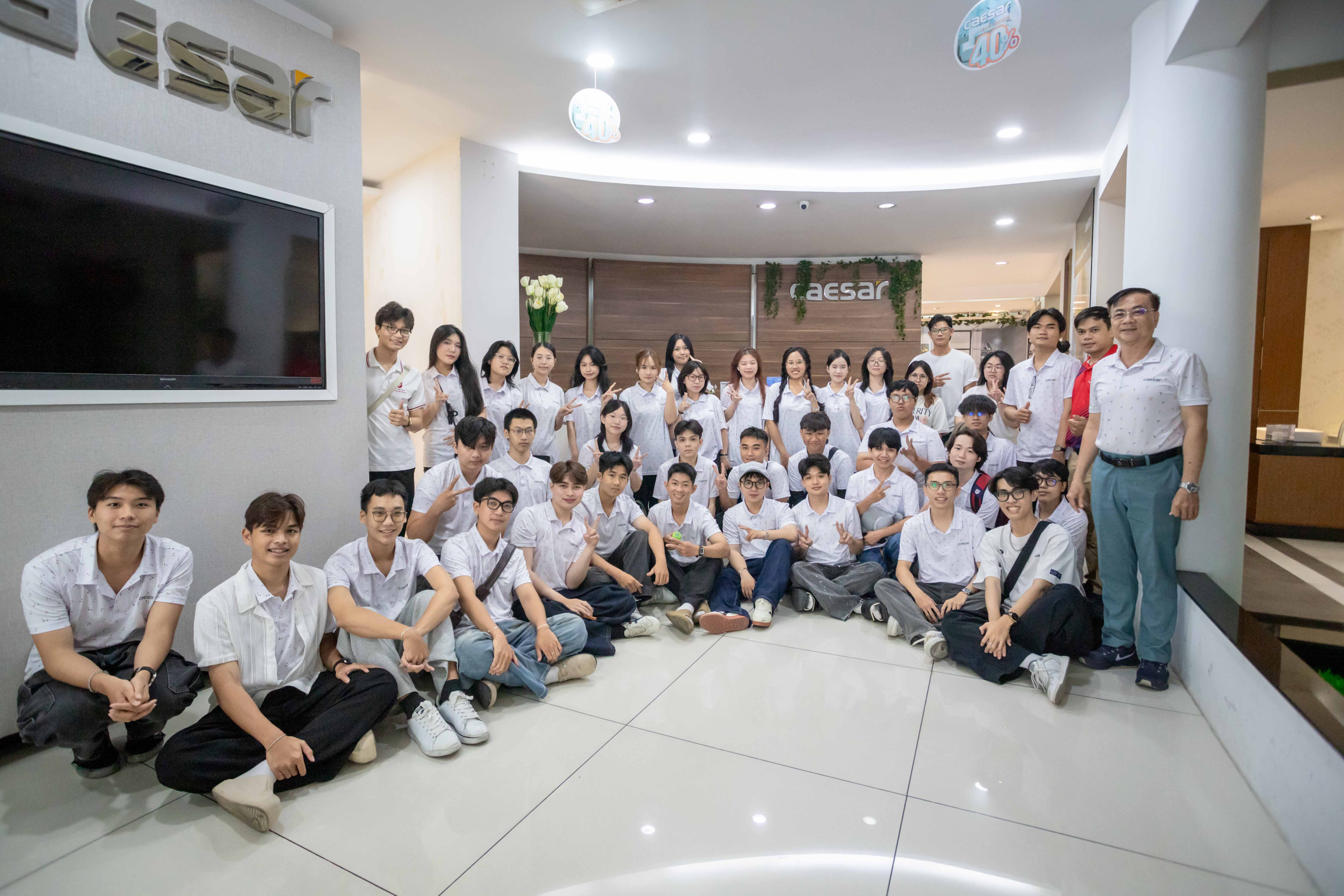 vlu-sinh-vien-kien-truc-tham-quan-nha-may-va-showroom-trung-bay-cua-caesar-e.jpg