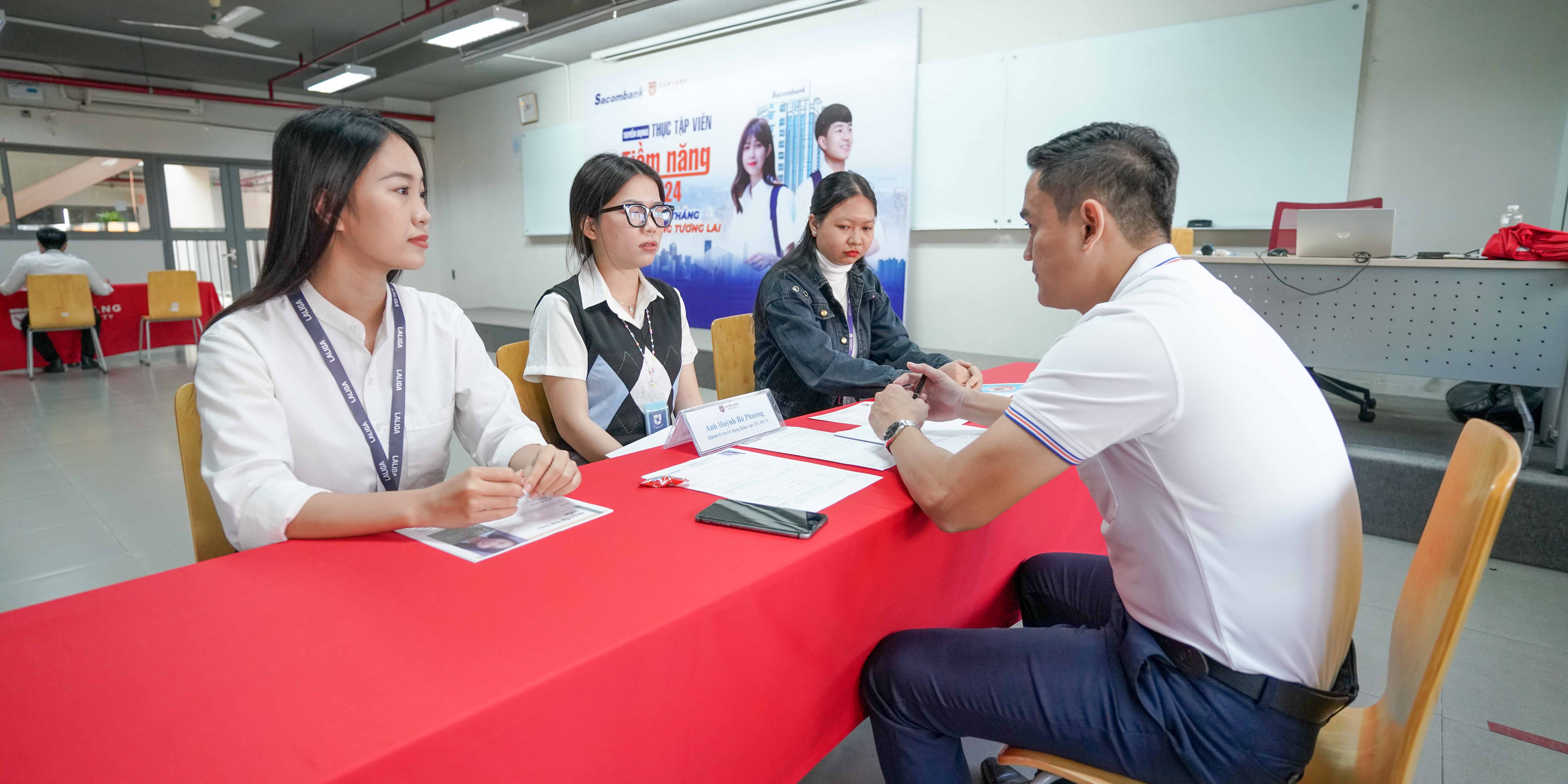 vlu-sinh-vien-nam-bat-co-hoi-thuc-tap-tai-ngay-hoi-tuyen-dung-sacombank-b.jpg