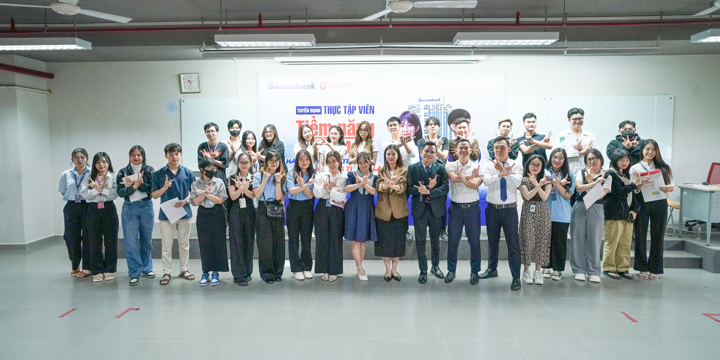 vlu-sinh-vien-nam-bat-co-hoi-thuc-tap-tai-ngay-hoi-tuyen-dung-sacombank-c.jpg