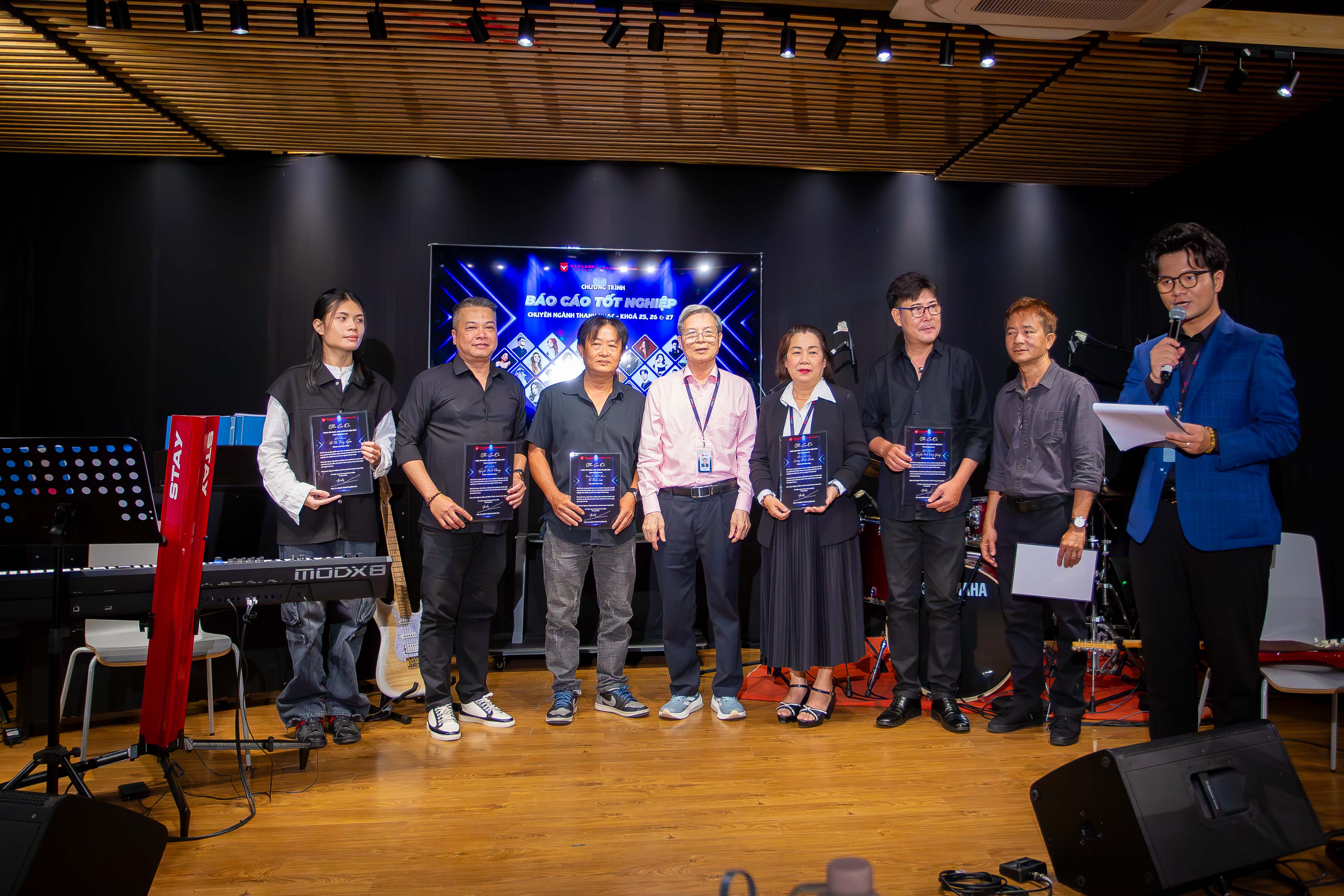vlu-sinh-vien-nganh-piano-va-thanh-nhac-trinh-dien-an-tuong-tai-buoi-bao-cao-tot-nghiep-b.jpg