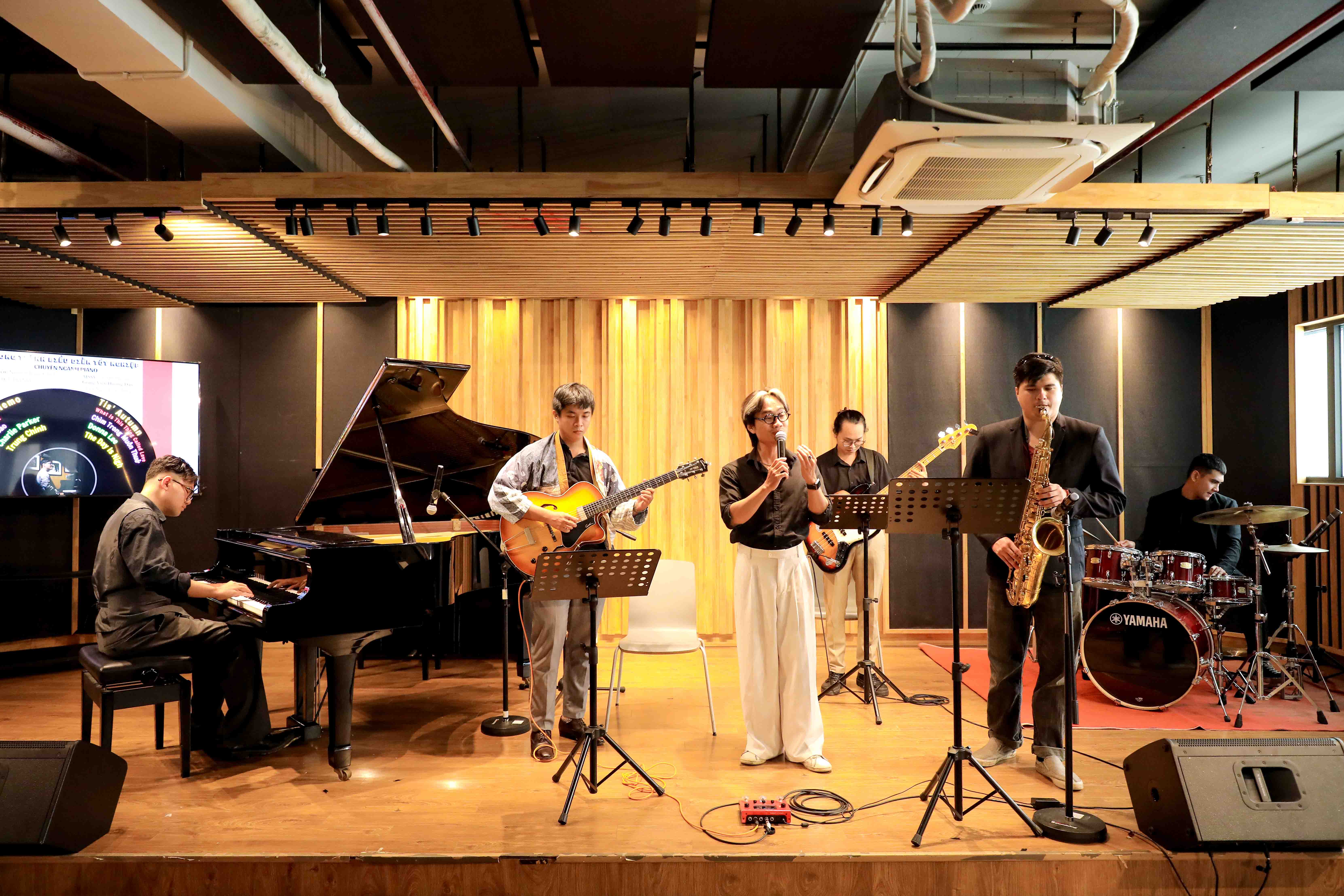 vlu-sinh-vien-nganh-piano-va-thanh-nhac-trinh-dien-an-tuong-tai-buoi-bao-cao-tot-nghiep-e.jpg