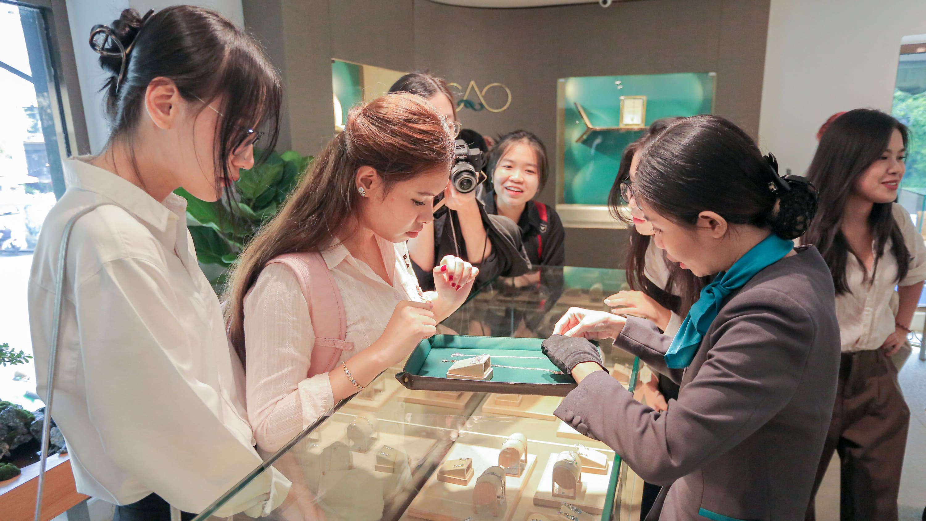 vlu-sinh-vien-nganh-quan-he-cong-chung-trai-nghiem-thuc-te-tim-hieu-thuong-hieu-trang-suc-cao-cap-cao-fine-jewellery-thumbnail.jpg