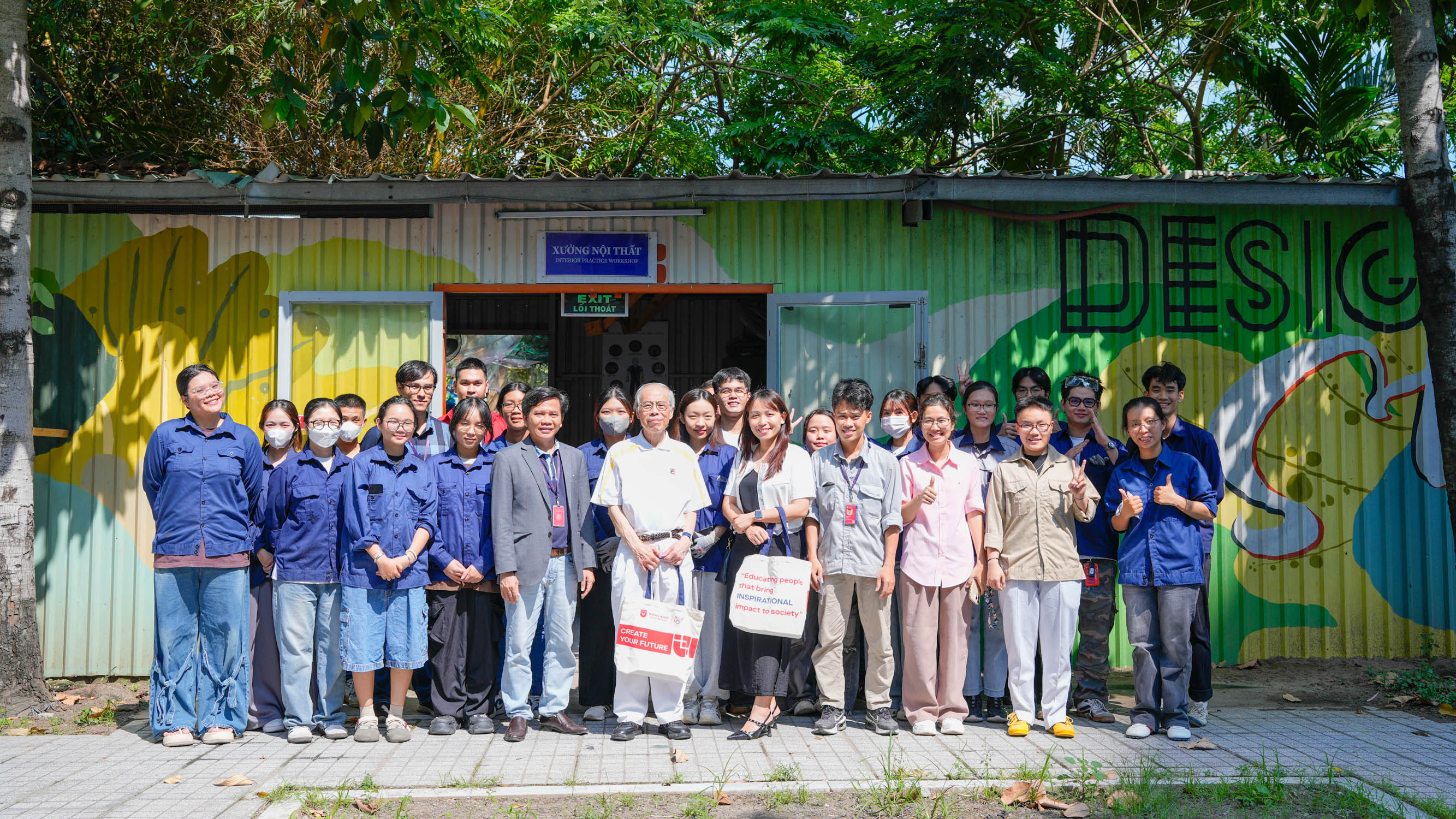 vlu-sinh-vien-nganh-thiet-ke-noi-that-giao-luu-hoc-tap-cung-chuyen-gia-quoc-te-den-tu-hoi-dong-xuat-khau-go-cung-hoa-ky-ahec-a.jpg