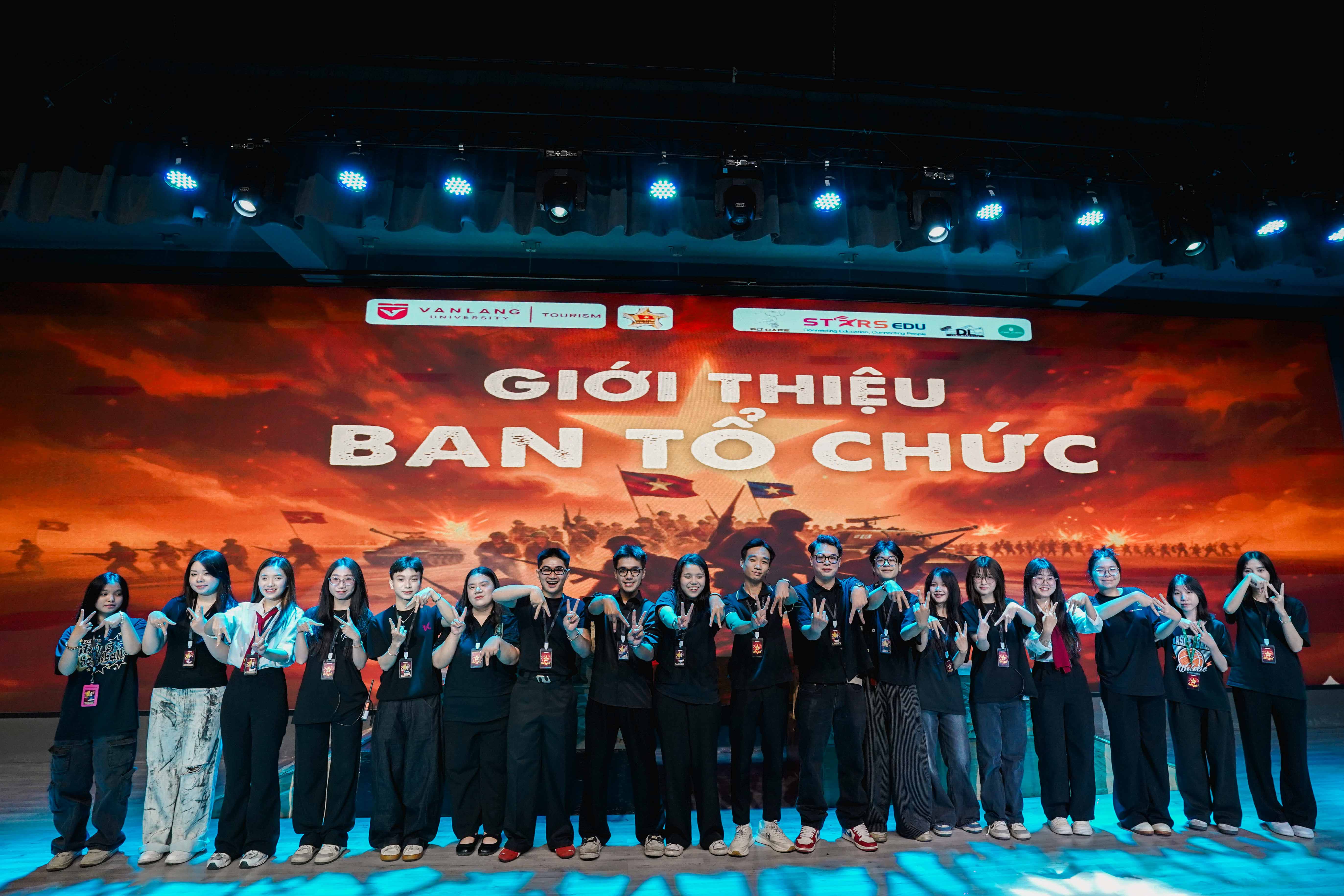 vlu-sinh-vien-quan-tri-khach-san-khep-lai-hoc-phan-bang-dem-nhac-kich-“am-vang”-b.jpg