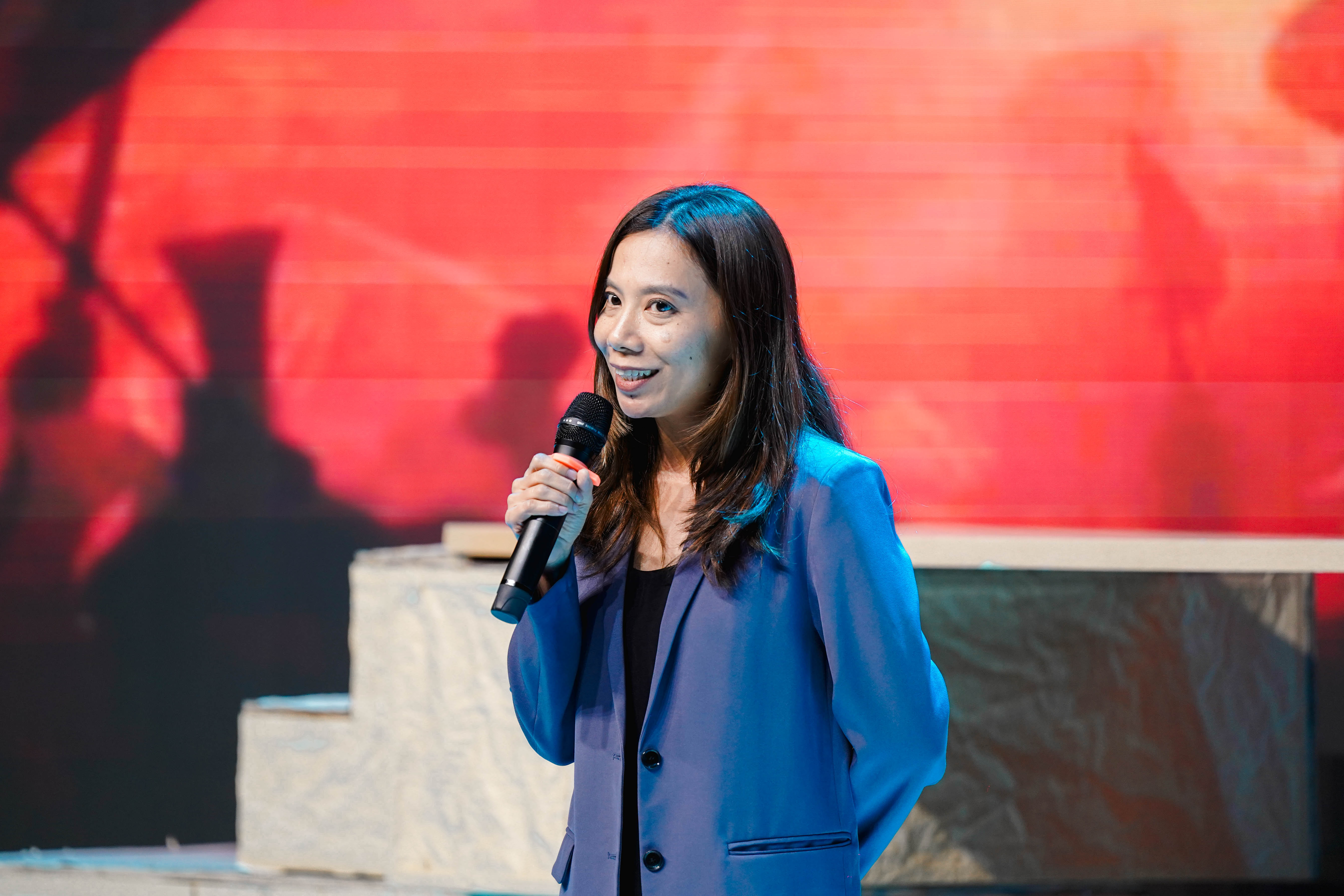 vlu-sinh-vien-quan-tri-khach-san-khep-lai-hoc-phan-bang-dem-nhac-kich-“am-vang”-c.jpg