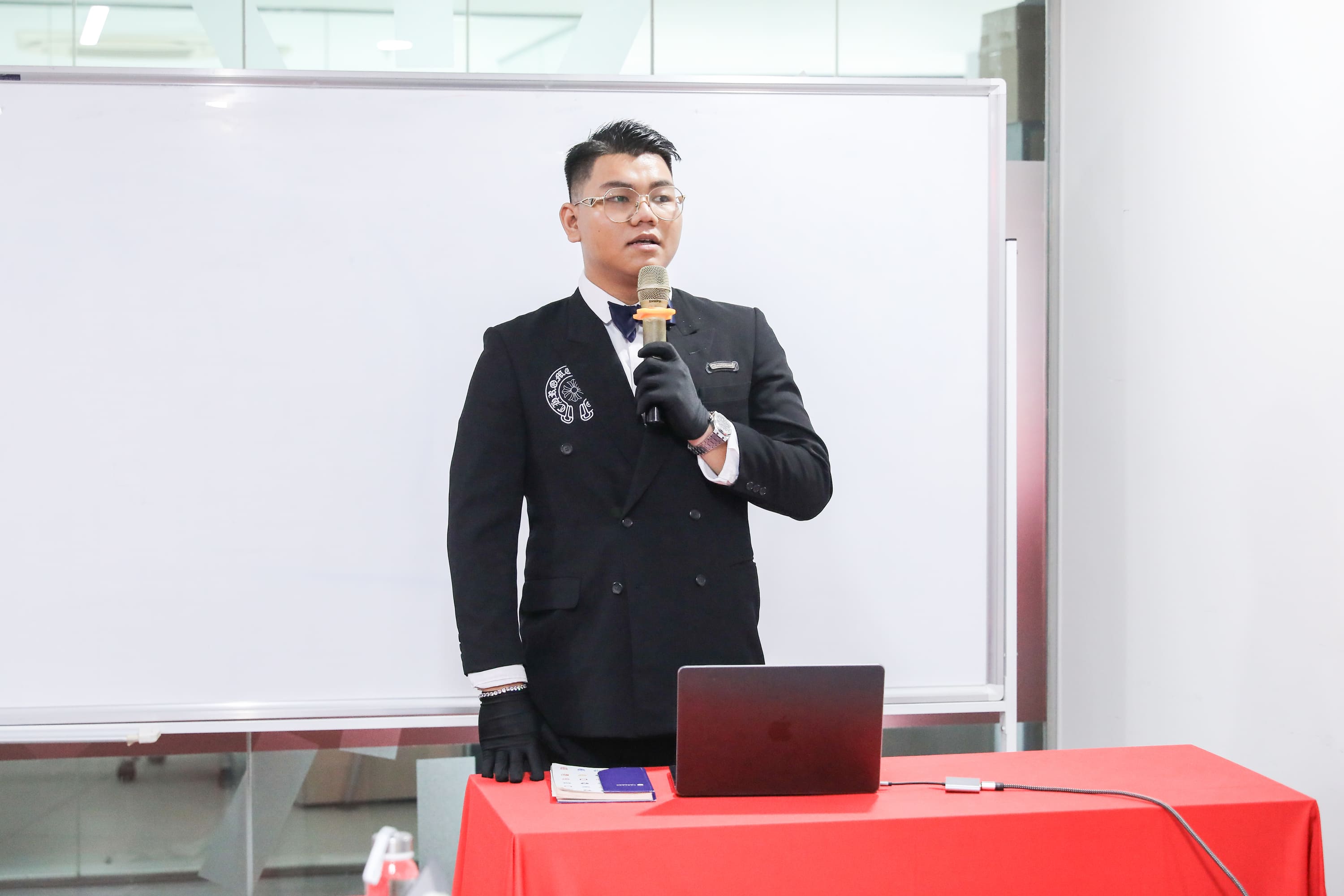 vlu-sinh-vien-quan-tri-kinh-doanh-k27-bao-ve-khoa-luan-tot-nghiep_c.jpg