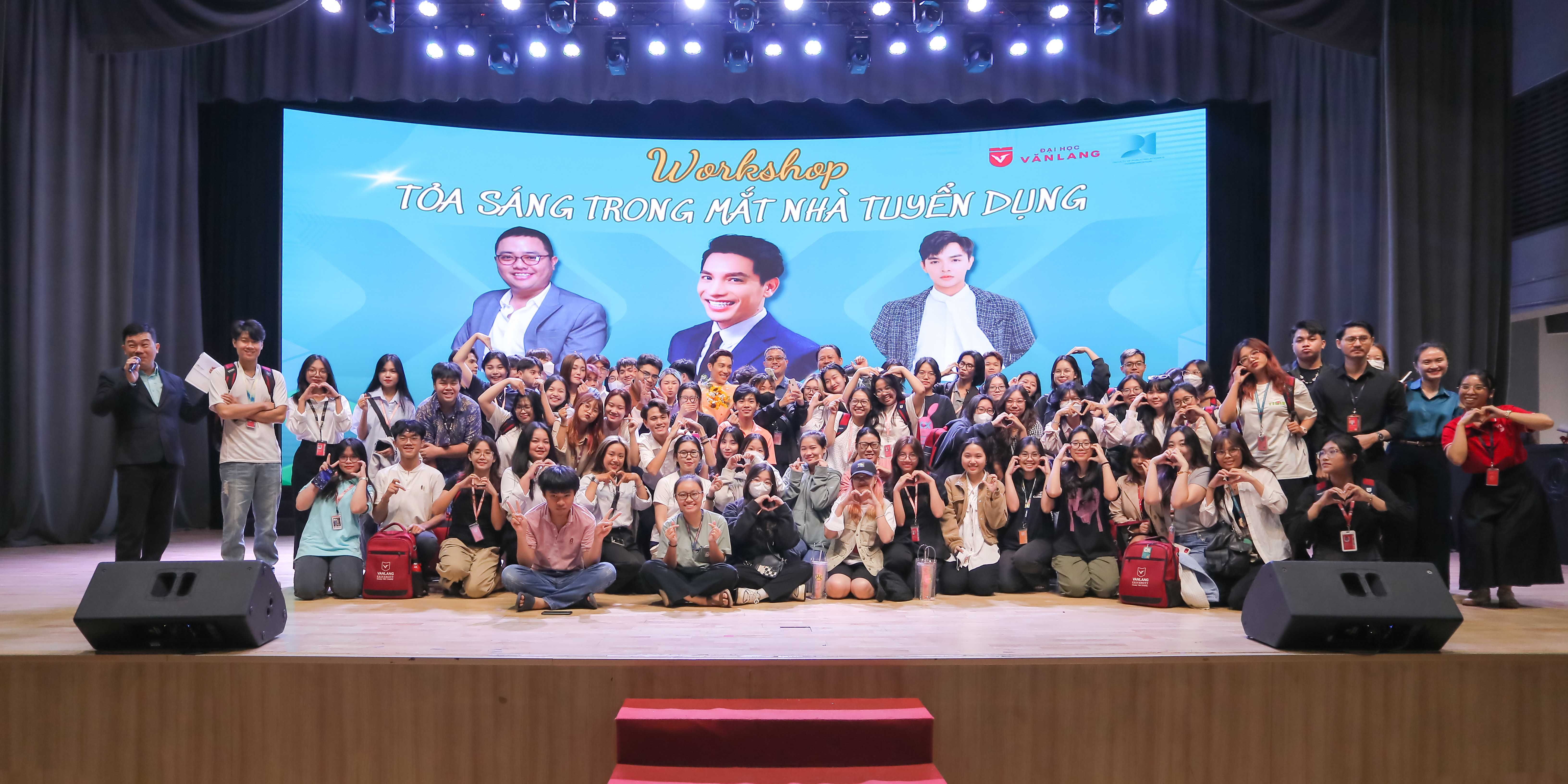 vlu-sinh-vien-tim-hieu-ve-bi-quyet-toa-sang-trong-mat-nha-tuyen-dung-a.jpg
