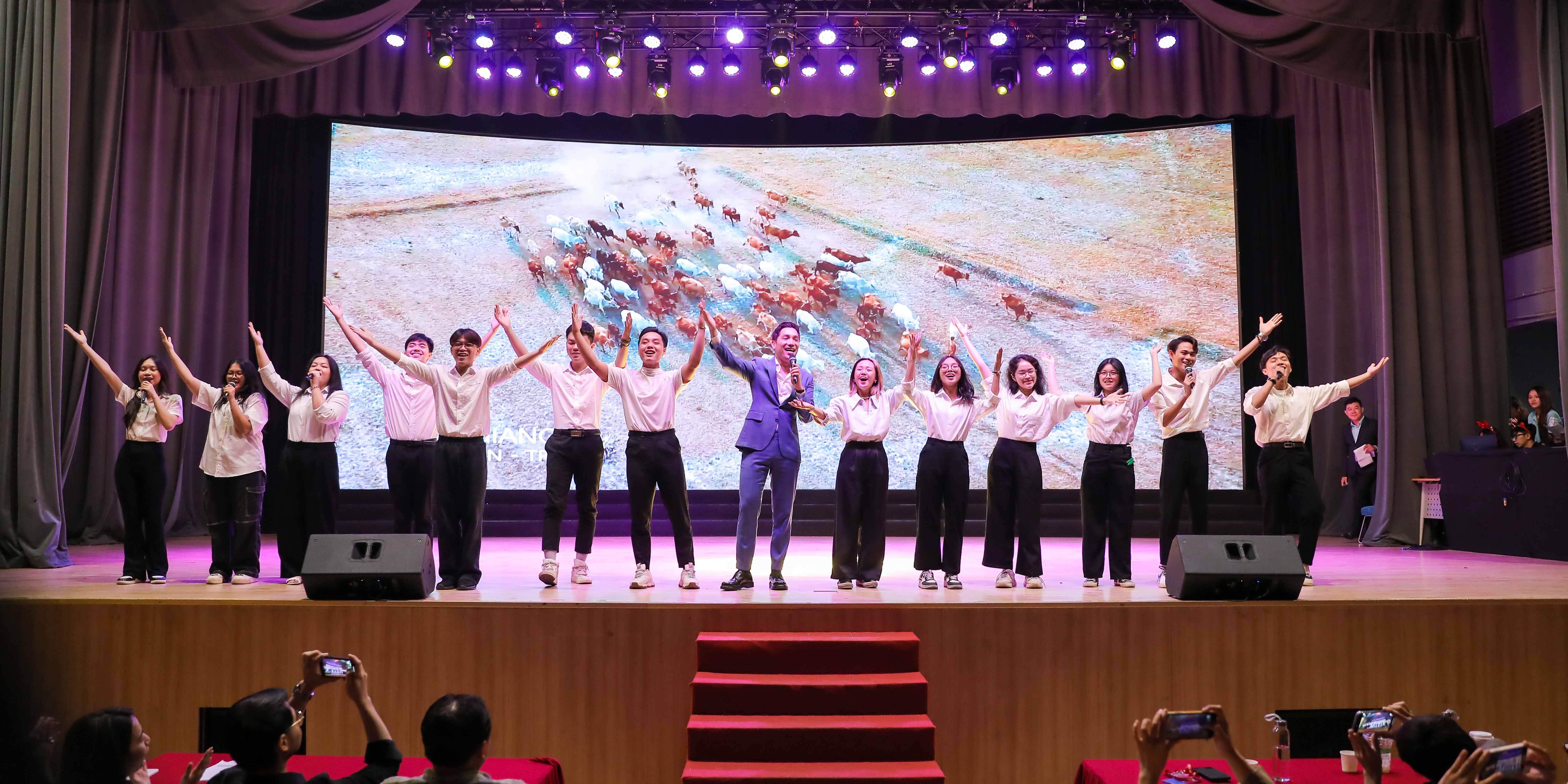 vlu-sinh-vien-tim-hieu-ve-bi-quyet-toa-sang-trong-mat-nha-tuyen-dung-h.jpg