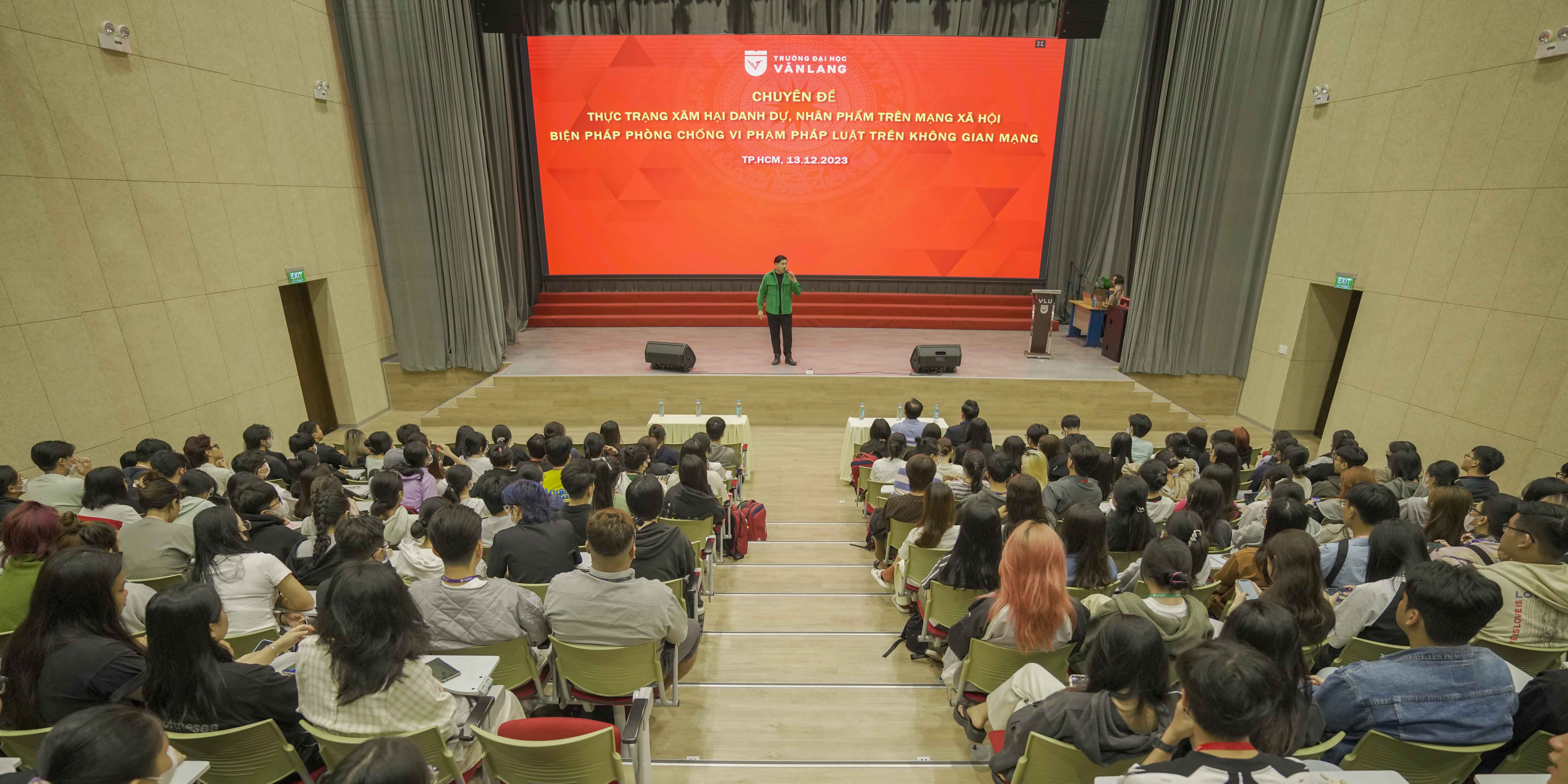 vlu-sinh-vien-tim-hieu-ve-bien-phap-phong-chong-hanh-vi-tieu-cuc-tren-khong-gian-mang-a.jpg