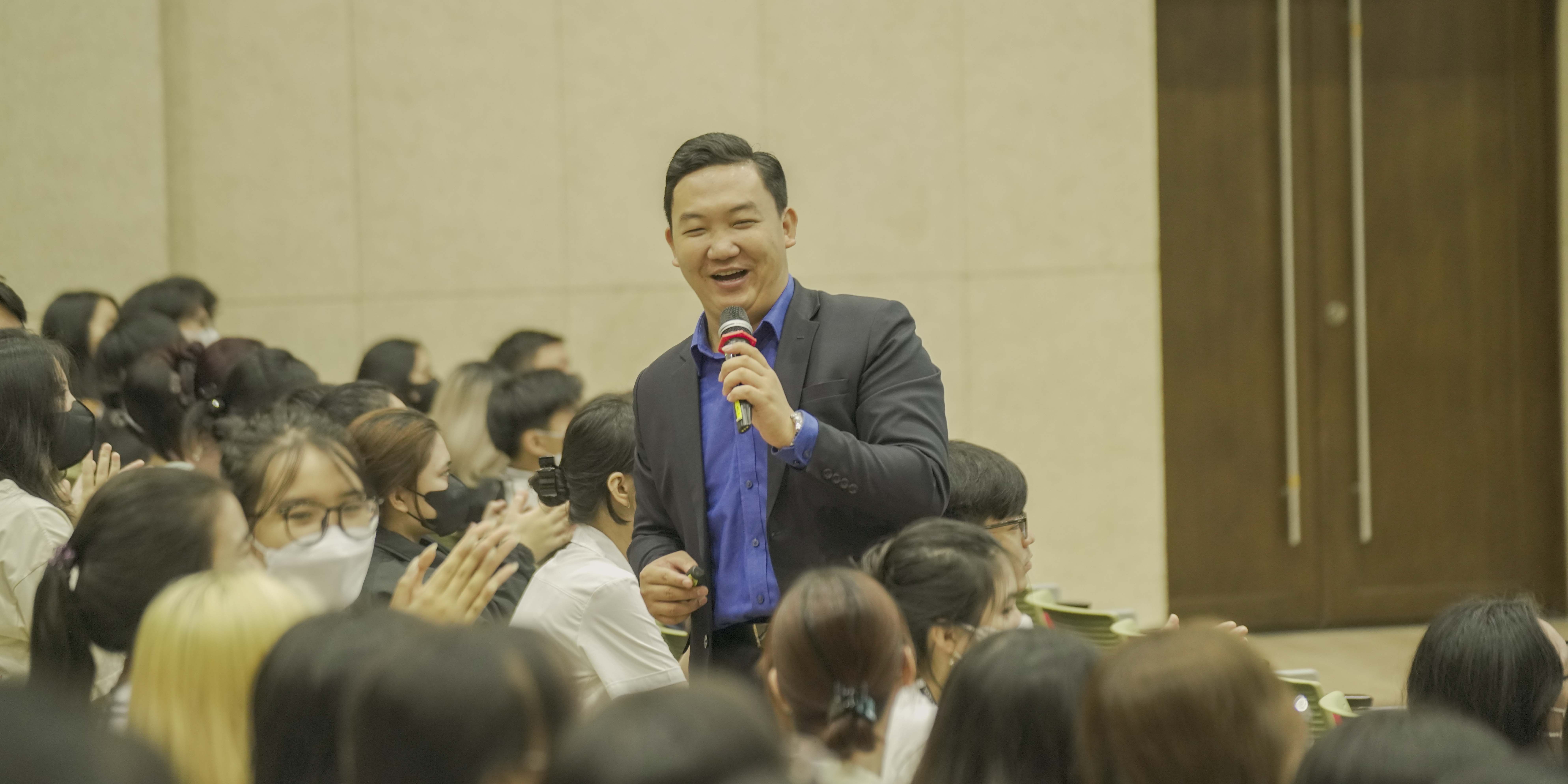 vlu-sinh-vien-tim-hieu-ve-bien-phap-phong-chong-hanh-vi-tieu-cuc-tren-khong-gian-mang-b.jpg