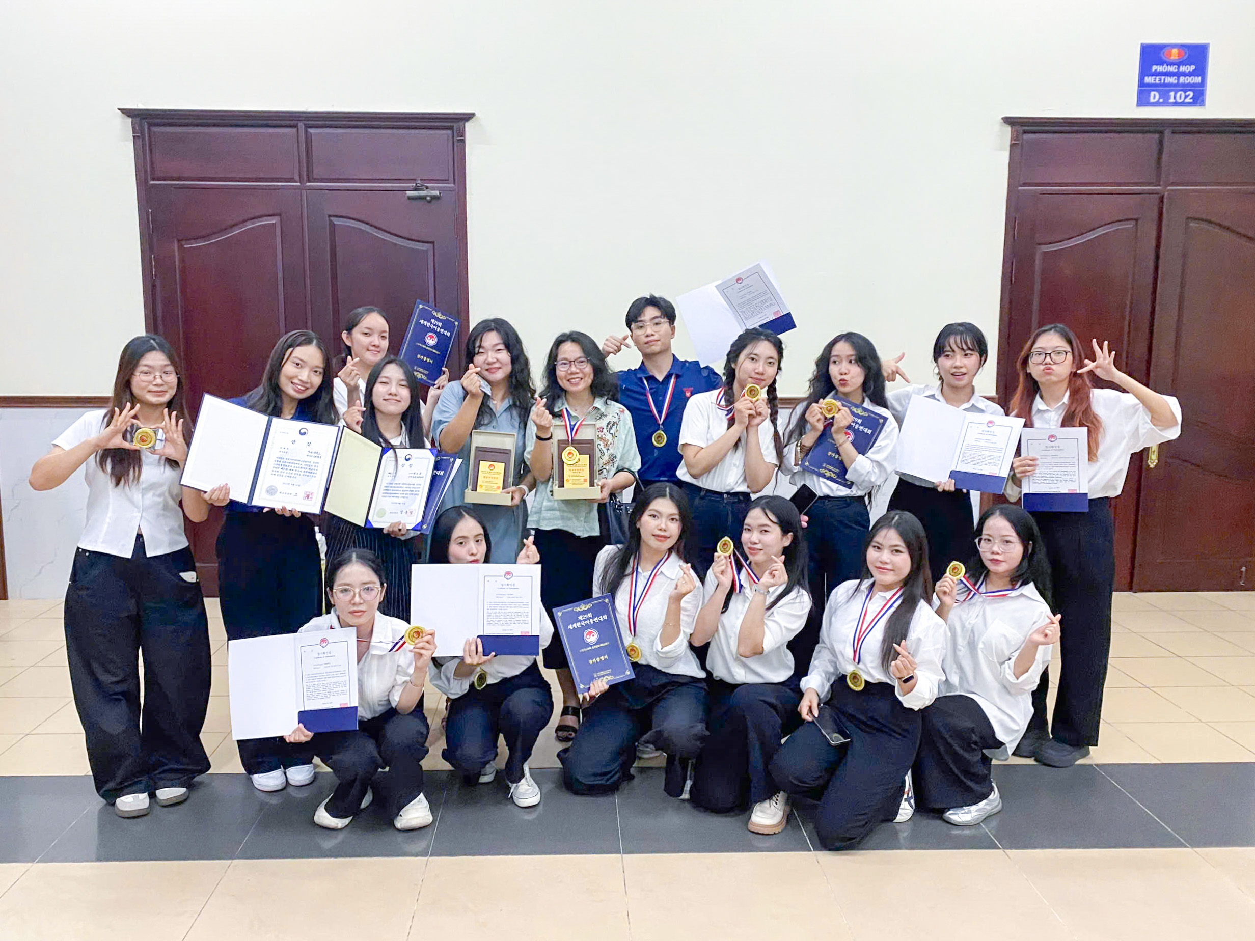 vlu-sinh-vien-van-lang-dat-2-giai-thuong-lon-tai-cuoc-thi-hung-bien-tieng-han-the-gioi-k-speech-2025-c.jpg