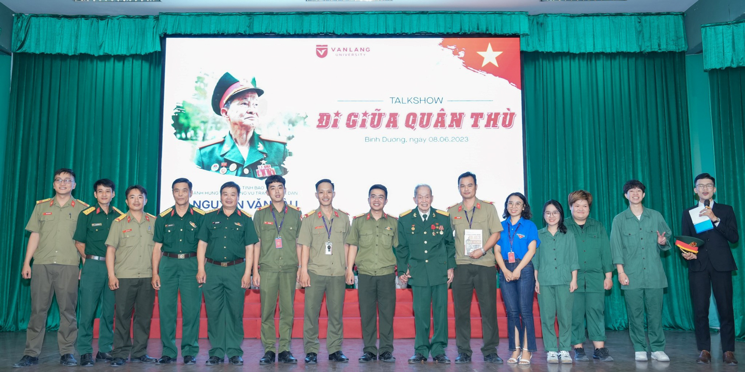 vlu-sinh-vien-van-lang-gap-go-dai-ta-tinh-bao-anh-hung-luc-luong-vu-trang-nhan-dan-nguyen-van-tau-a.jpg