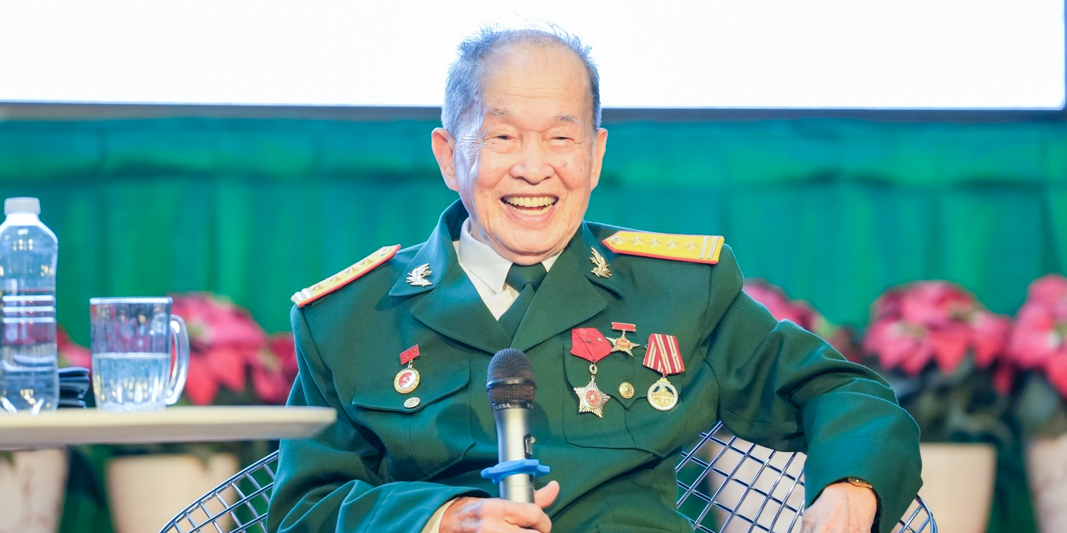 vlu-sinh-vien-van-lang-gap-go-dai-ta-tinh-bao-anh-hung-luc-luong-vu-trang-nhan-dan-nguyen-van-tau-b.jpg