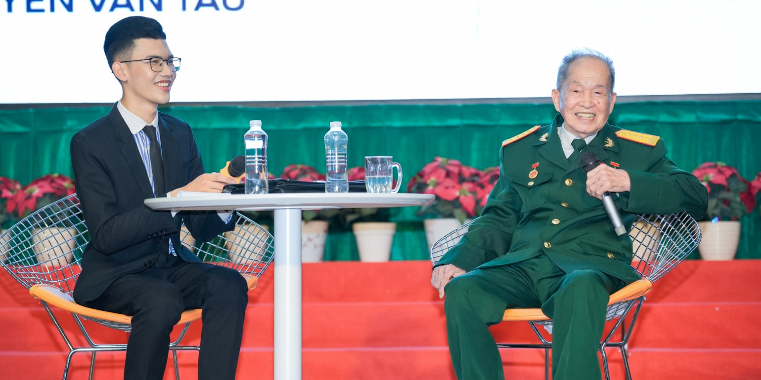 vlu-sinh-vien-van-lang-gap-go-dai-ta-tinh-bao-anh-hung-luc-luong-vu-trang-nhan-dan-nguyen-van-tau-c.jpg