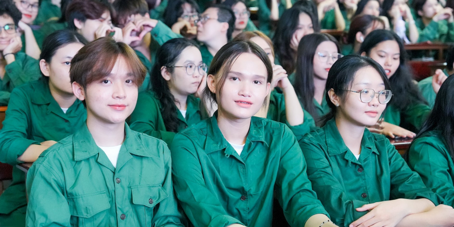 vlu-sinh-vien-van-lang-gap-go-dai-ta-tinh-bao-anh-hung-luc-luong-vu-trang-nhan-dan-nguyen-van-tau-d.jpg