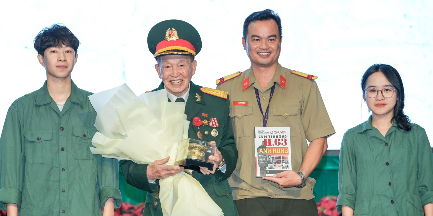 vlu-sinh-vien-van-lang-gap-go-dai-ta-tinh-bao-anh-hung-luc-luong-vu-trang-nhan-dan-nguyen-van-tau-e.jpg