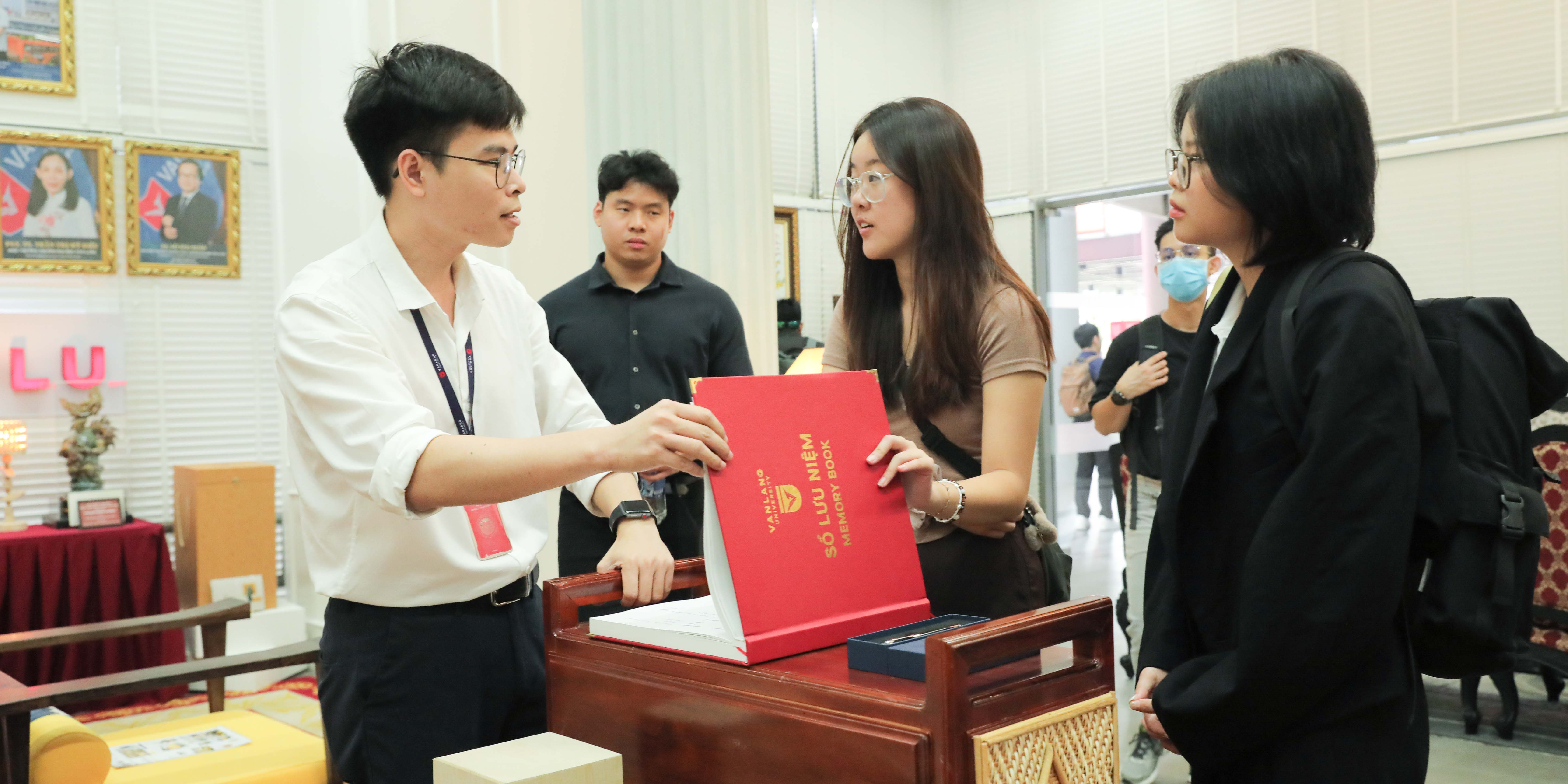 vlu-sinh-vien-van-lang-giao-luu-van-hoa-cung-doan-sinh-vien-quoc-te-admiralty-youth-network-singapore-b.jpg