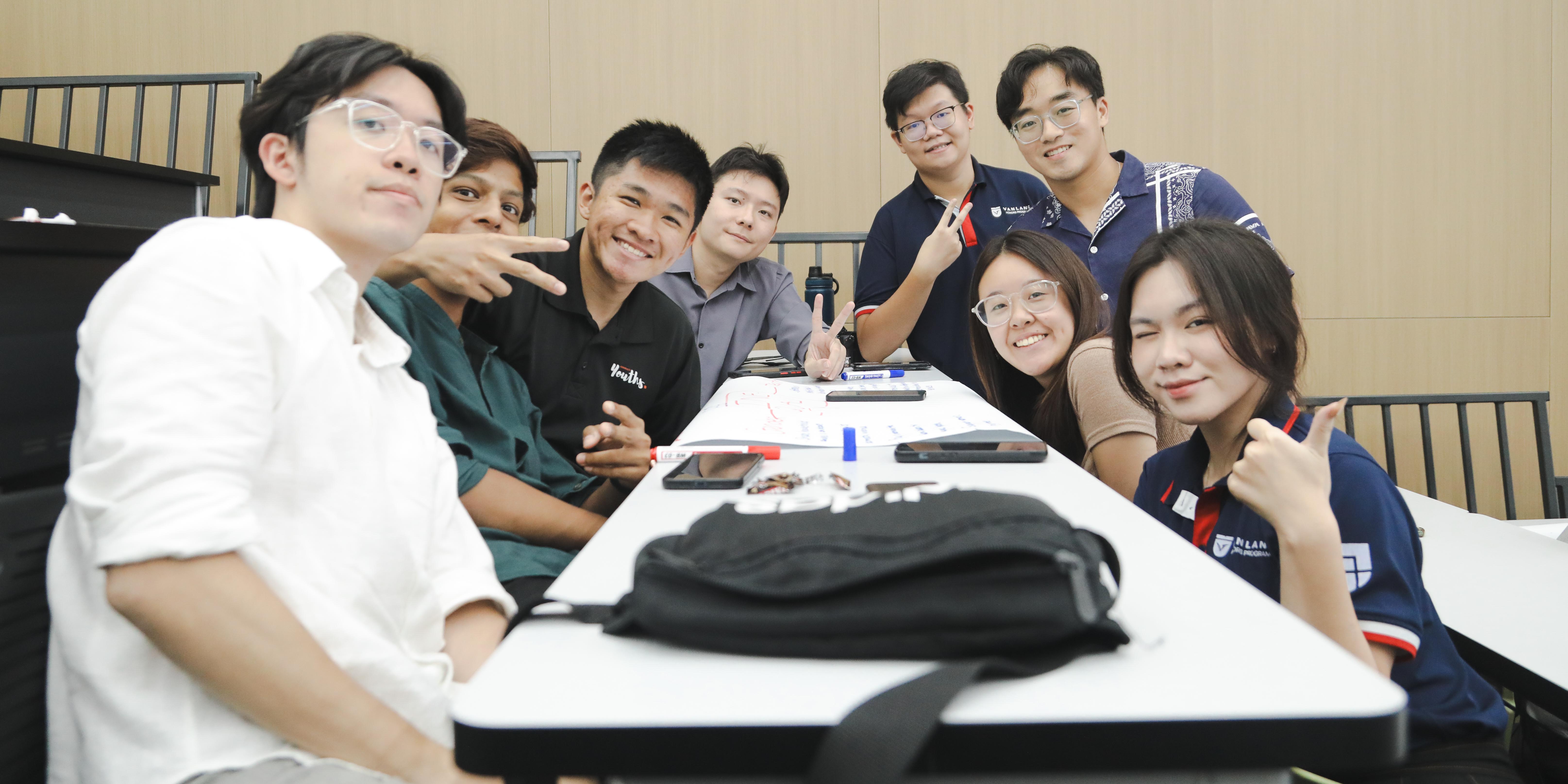 vlu-sinh-vien-van-lang-giao-luu-van-hoa-cung-doan-sinh-vien-quoc-te-admiralty-youth-network-singapore-g.jpg
