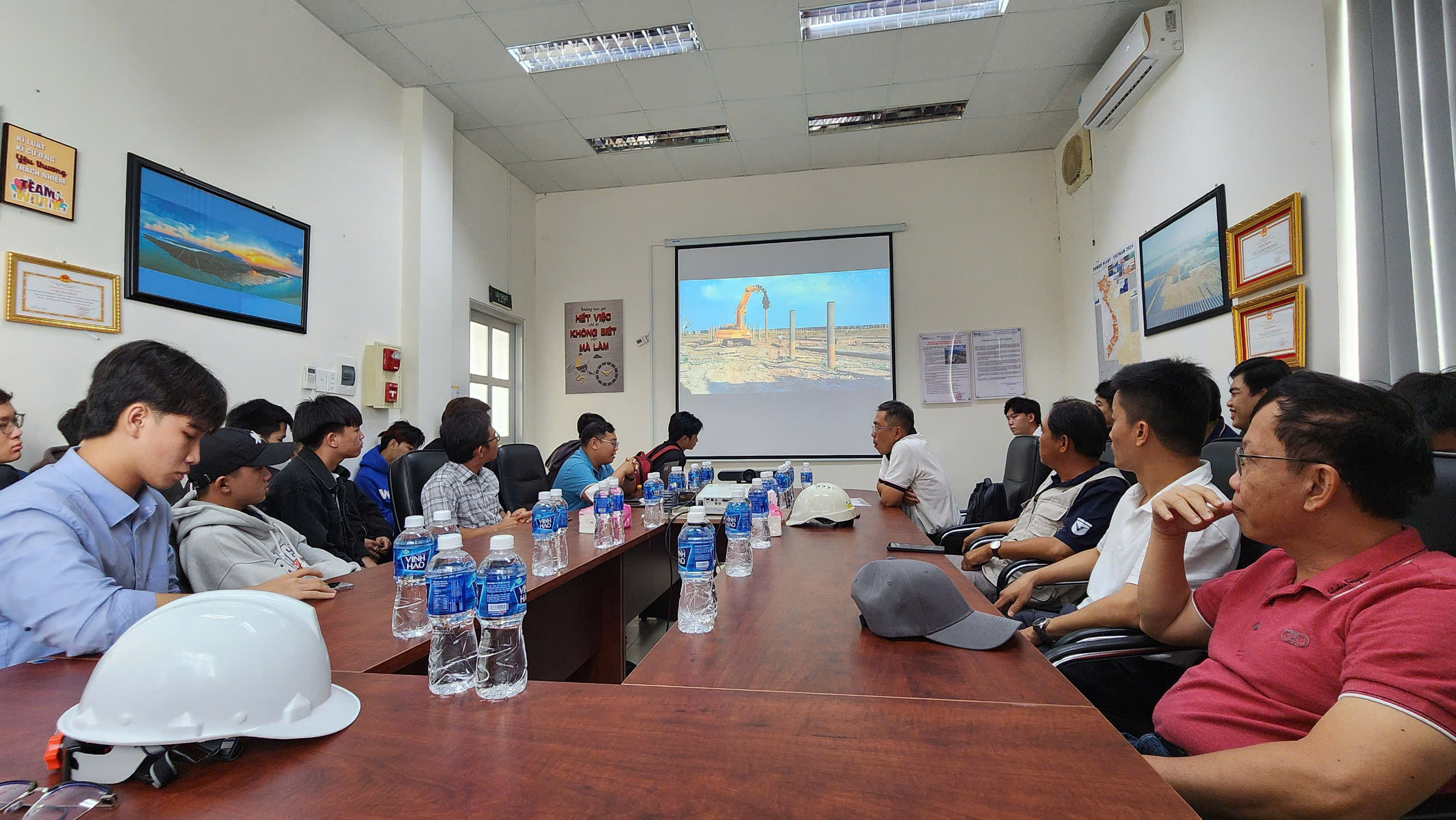 vlu-sinh-vien-van-lang-tham-quan-thuc-te-tai-nha-may-dien-mat-troi-dau-tieng-va-nha-may-thuy-dien-can-don-b.jpg