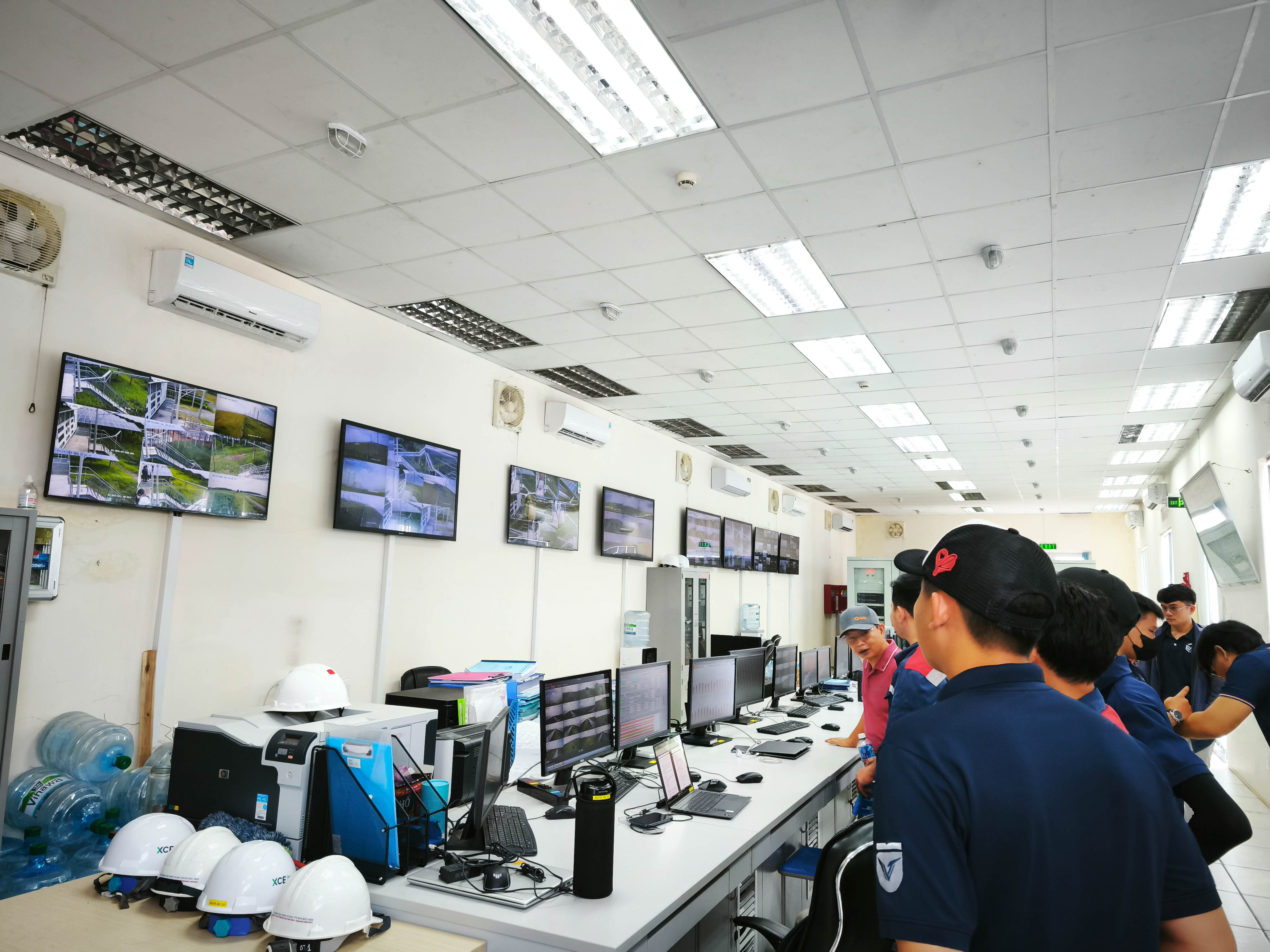 vlu-sinh-vien-van-lang-tham-quan-thuc-te-tai-nha-may-dien-mat-troi-dau-tieng-va-nha-may-thuy-dien-can-don-e.jpg