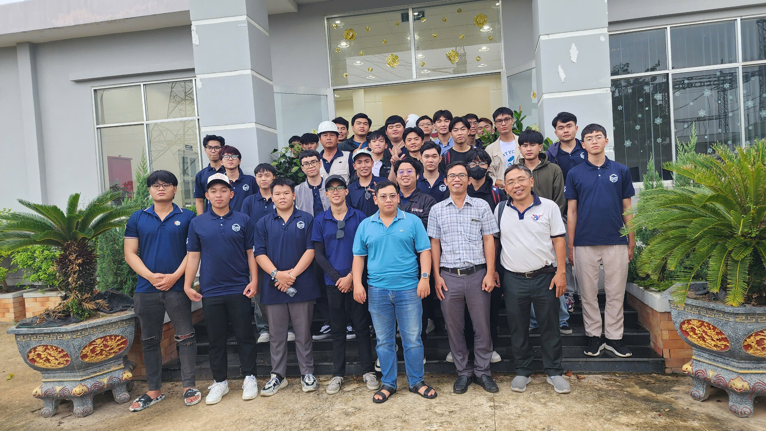 vlu-sinh-vien-van-lang-tham-quan-thuc-te-tai-nha-may-dien-mat-troi-dau-tieng-va-nha-may-thuy-dien-can-don-h.jpg