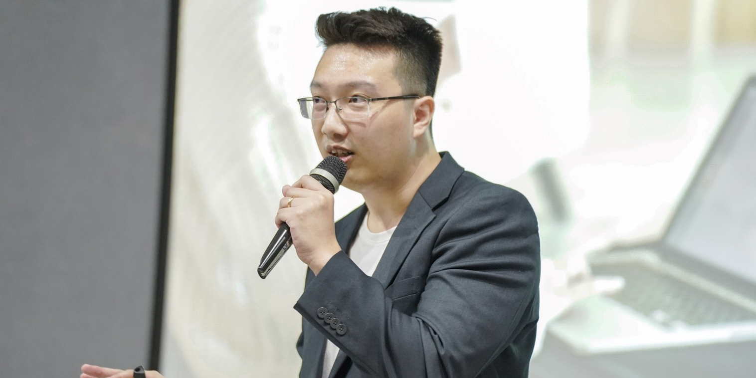 vlu-sinh-vien-van-lang-tim-hieu-phuong-phap-ung-dung-tri-tue-nhan-tao-vao-viec-hoc-ngoai-ngu-b.jpg