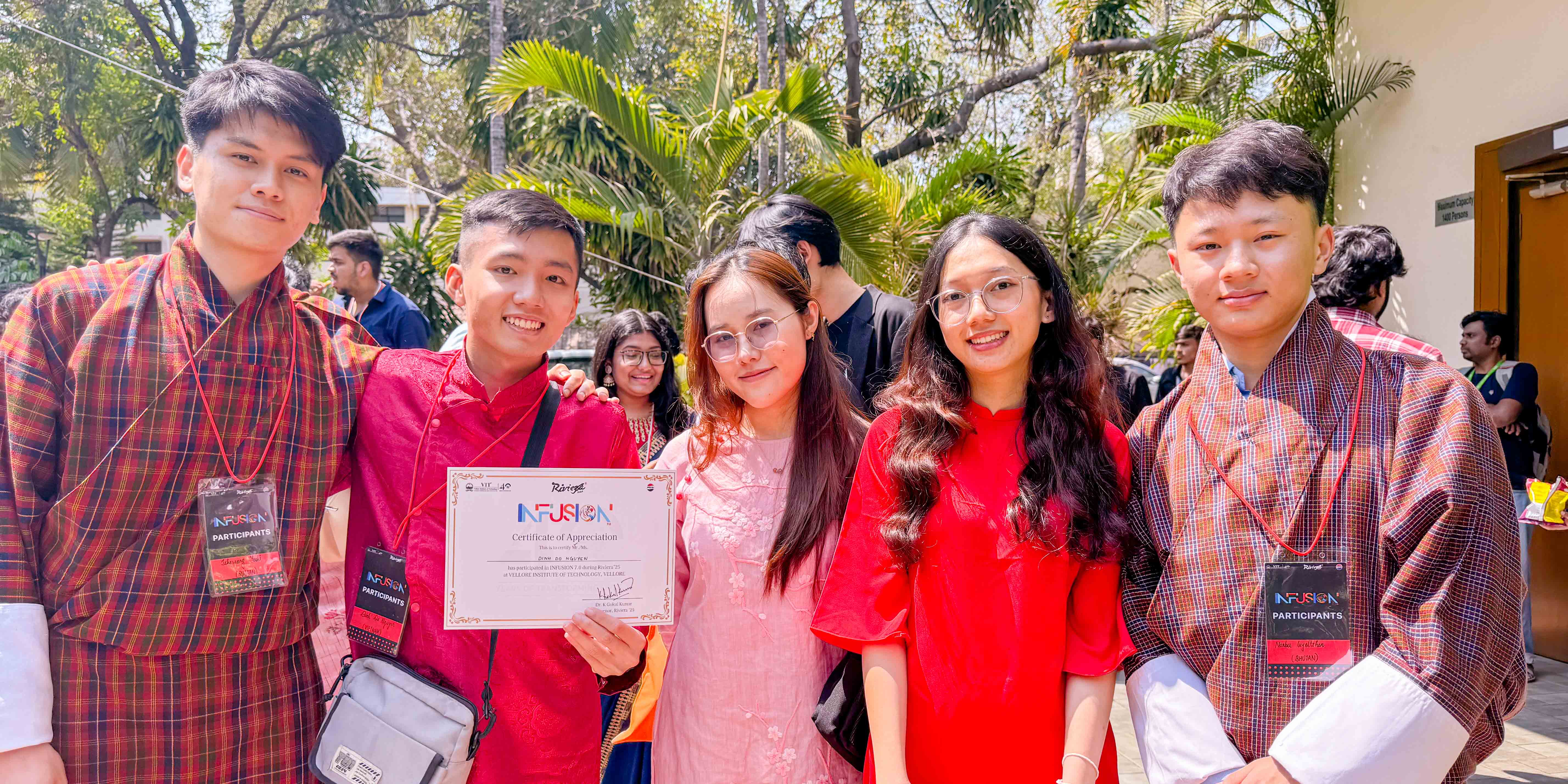 vlu-sinh-vien-van-lang-tu-hao-quang-ba-van-hoa-viet-nam-tai-le-hoi-riviera-2025_b.JPG