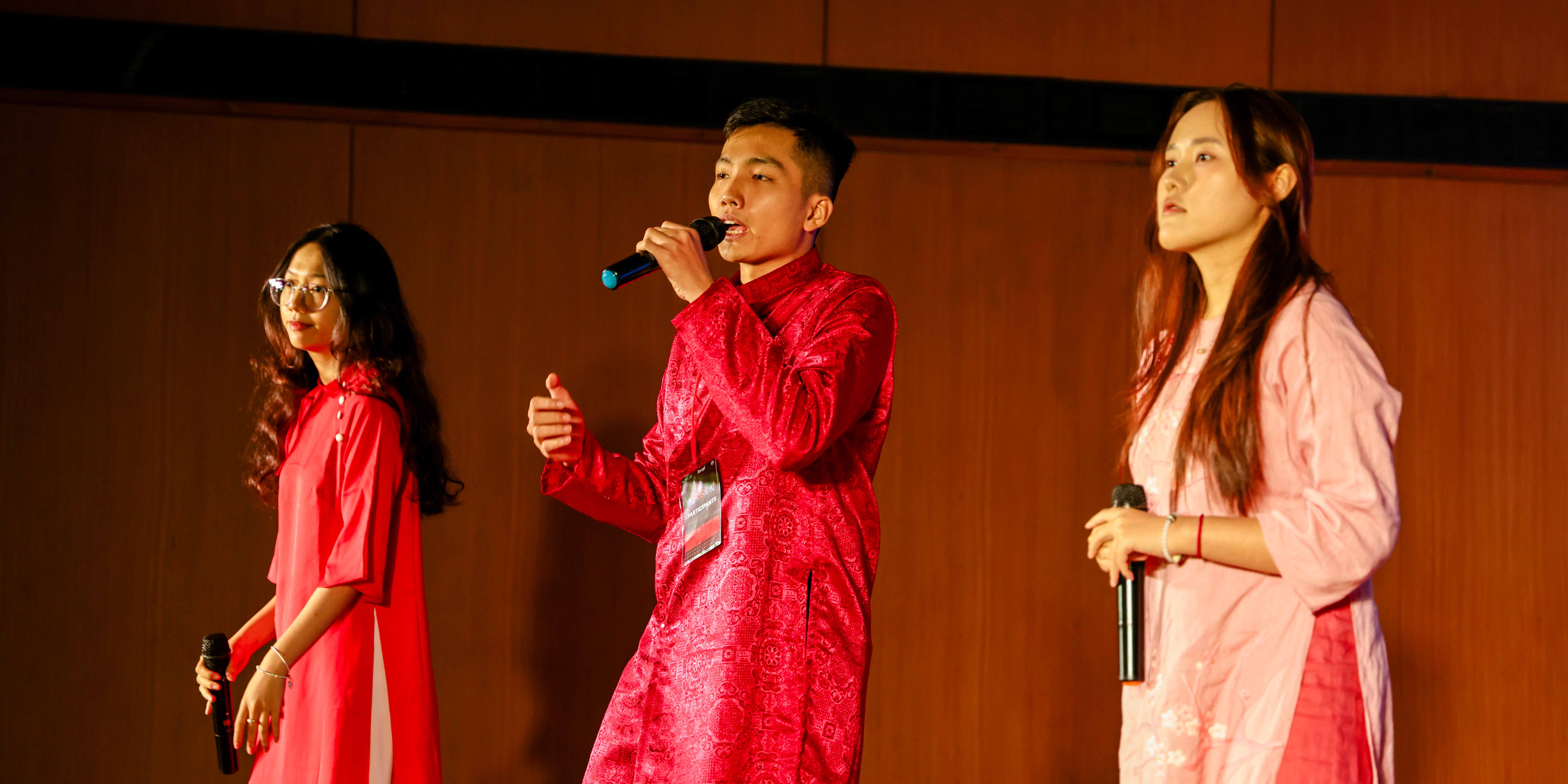 vlu-sinh-vien-van-lang-tu-hao-quang-ba-van-hoa-viet-nam-tai-le-hoi-riviera-2025_c.JPG