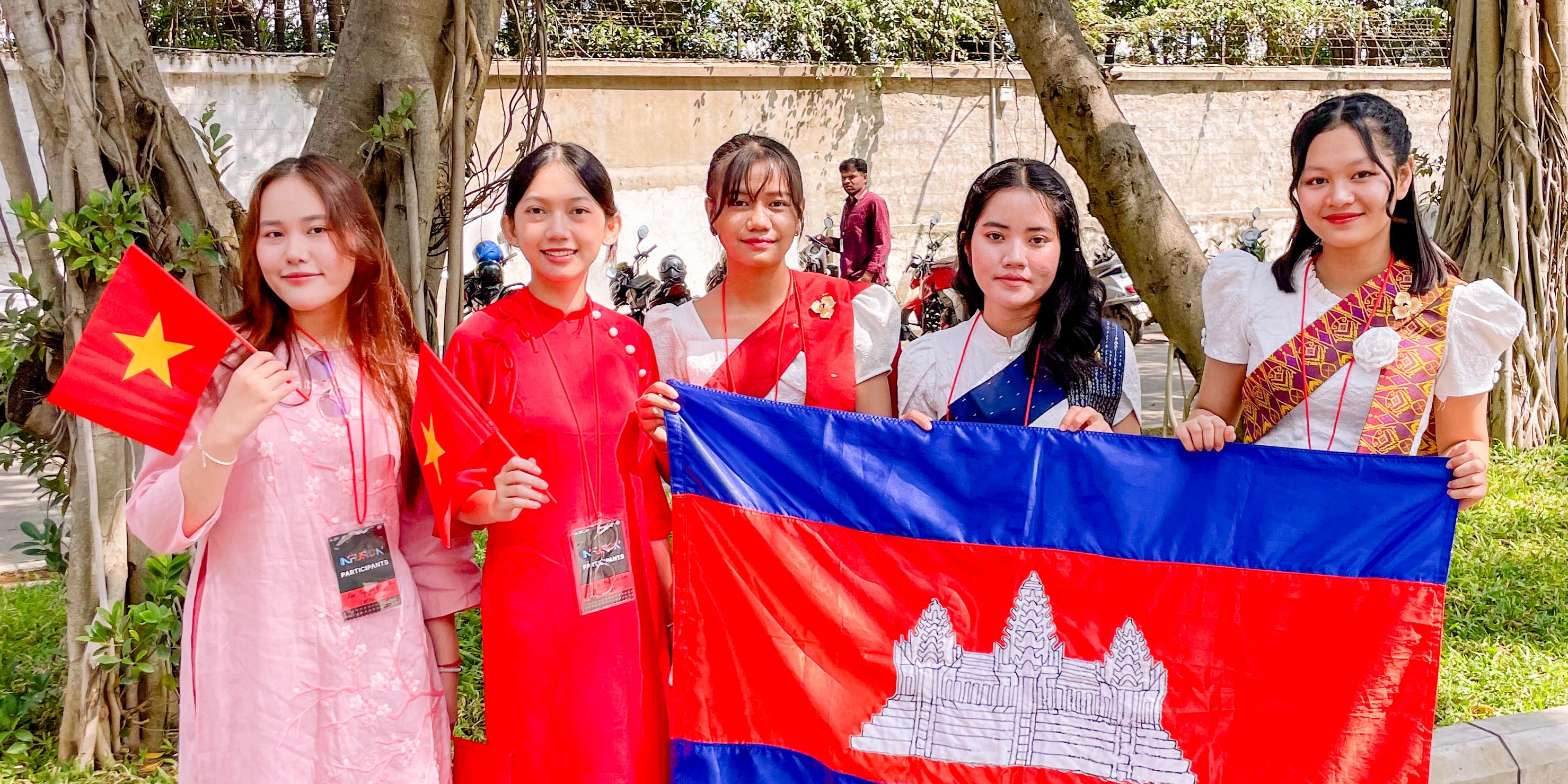 vlu-sinh-vien-van-lang-tu-hao-quang-ba-van-hoa-viet-nam-tai-le-hoi-riviera-2025_d.JPG