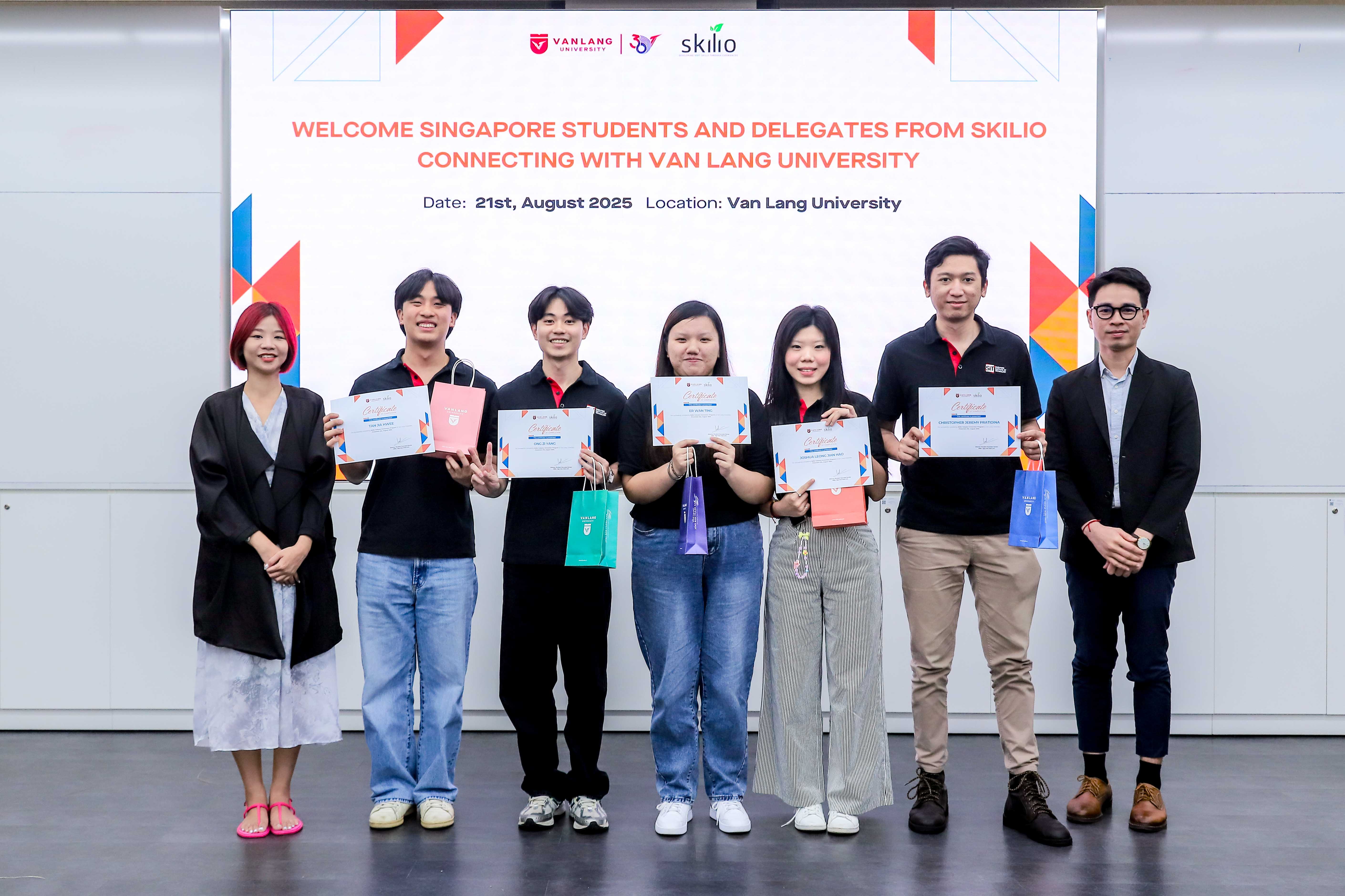 vlu-sv-vien-cong-nghe-singapore-cung-sv-vlu-tham-quan-trai-nghiem-va-bao-cao-du-an-nghien-cuu-thuc-te-c.jpg