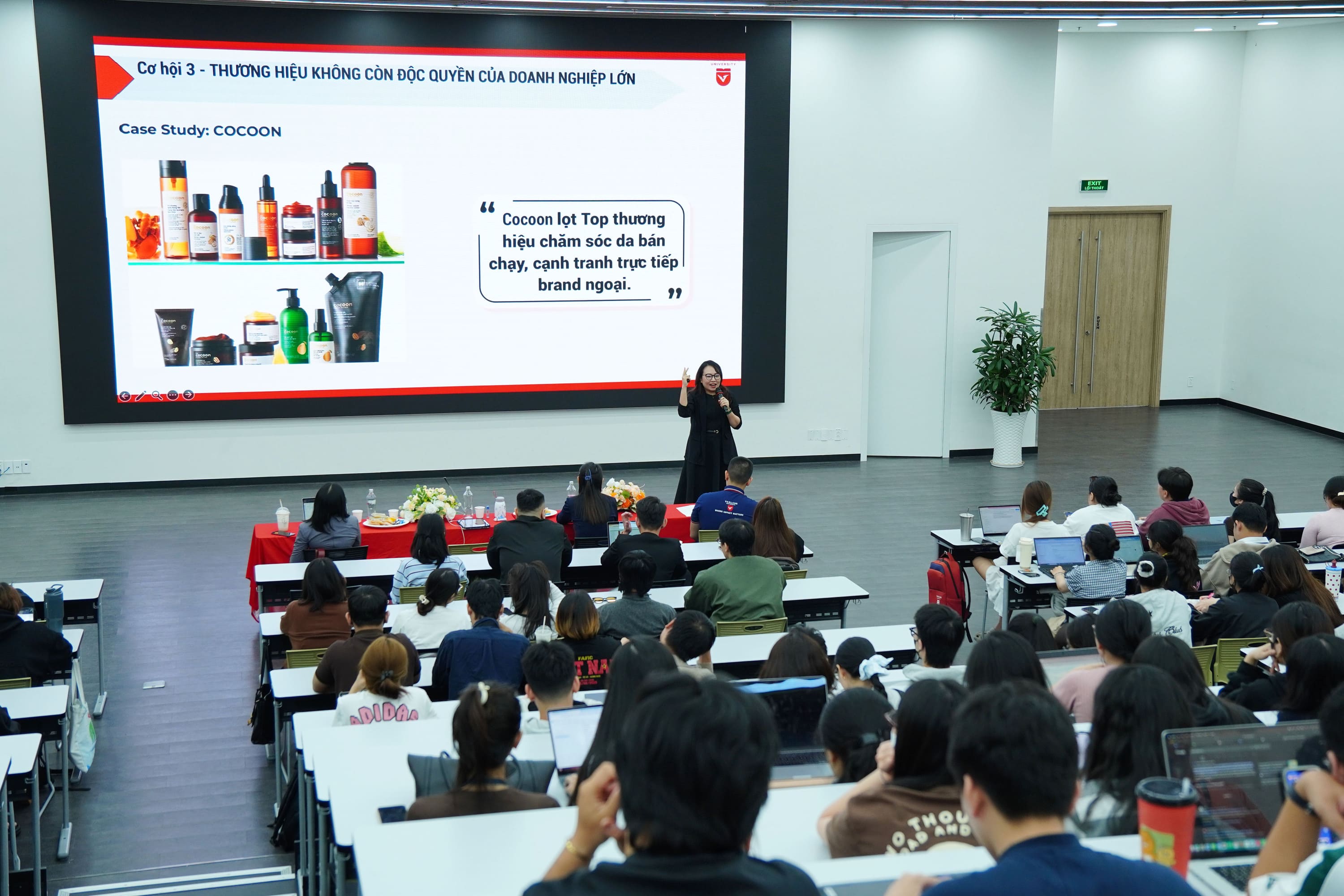 vlu-talkshow-chuyen-de-thiet-lap-chien-luoc-tham-nhap-thi-truong-va-giai-phap-thuong-hieu-trong-thoi-dai-cong-nghe-so-va-toan-cau-hoa-c.jpg