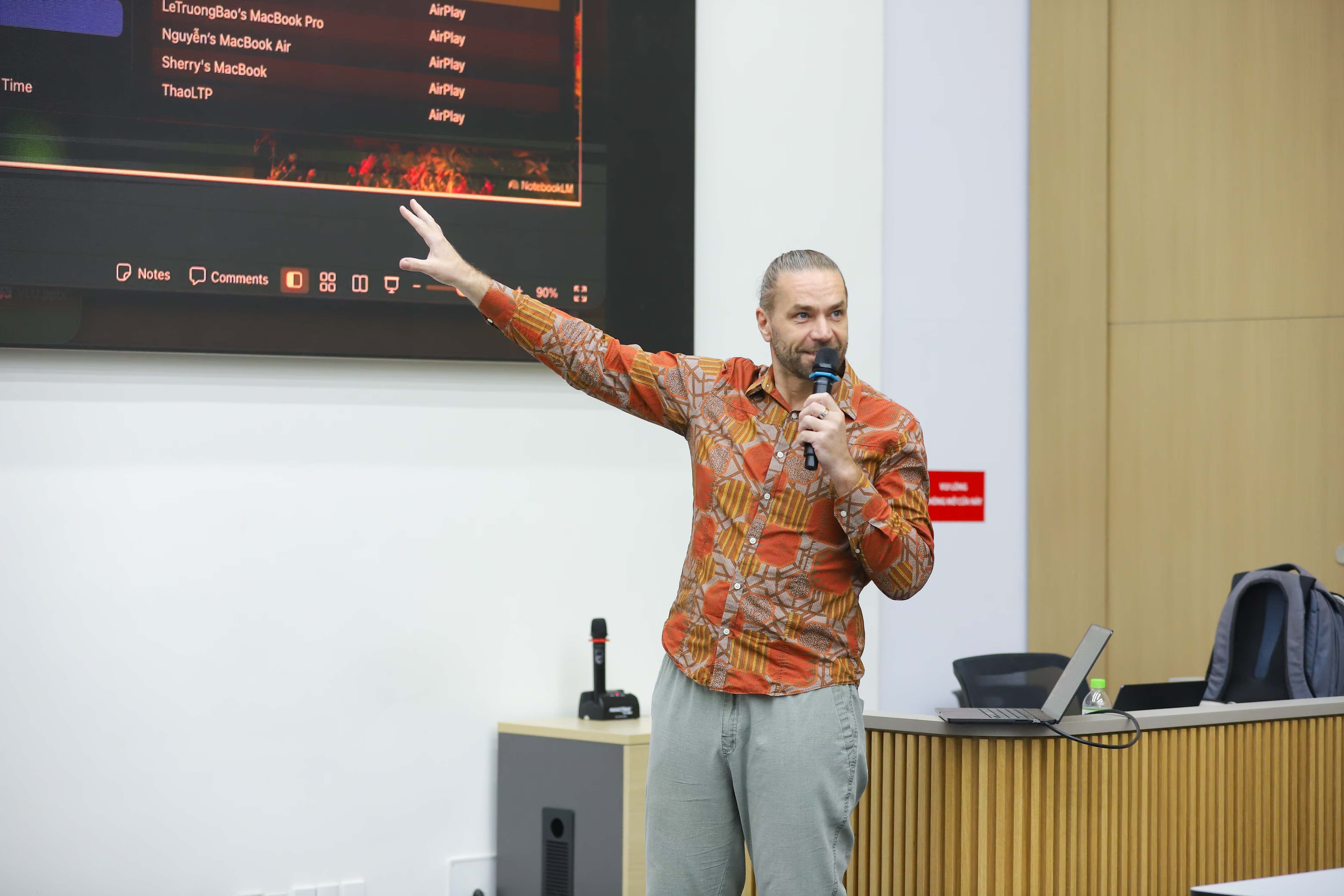 vlu-talkshow-human-ai-khi-cong-nghe-nang-tam-trai-nghiem-du-lich-a.jpg