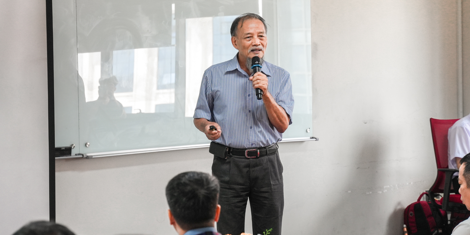 vlu-tan-sinh-vien-khoa-29-gap-go-trao-doi-cung-ban-chu-nhiem-Khoa-Ky-thuat-Co-Dien-va-May-tinh-D.jpg
