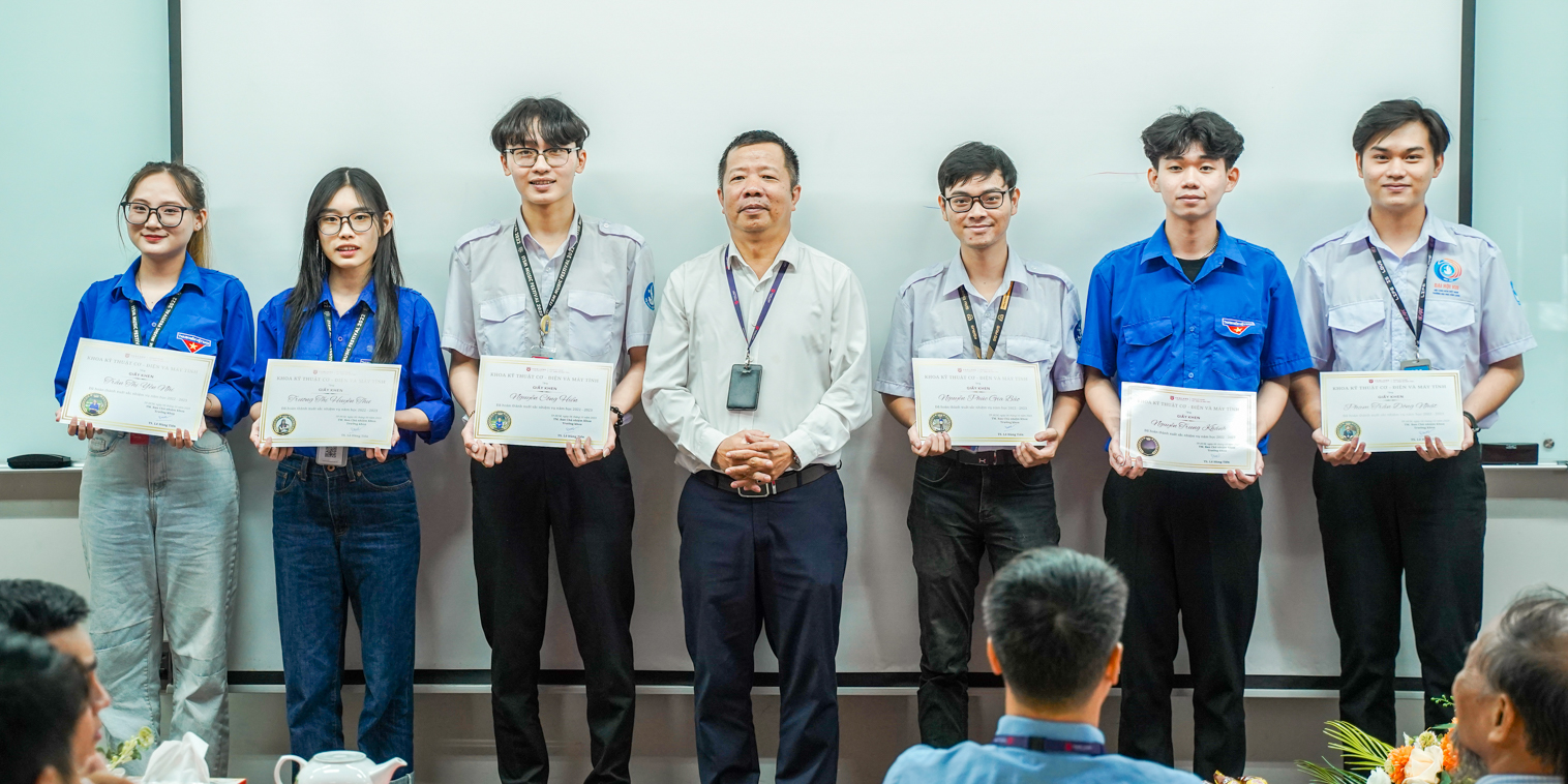 vlu-tan-sinh-vien-khoa-29-gap-go-trao-doi-cung-ban-chu-nhiem-Khoa-Ky-thuat-Co-Dien-va-May-tinh-F.jpg