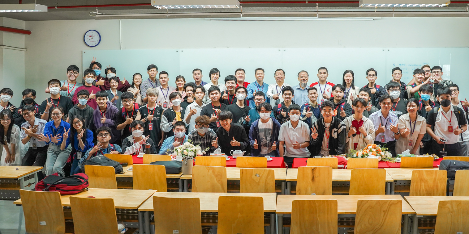 vlu-tan-sinh-vien-khoa-29-gap-go-trao-doi-cung-ban-chu-nhiem-Khoa-Ky-thuat-Co-Dien-va-May-tinh-G.jpg