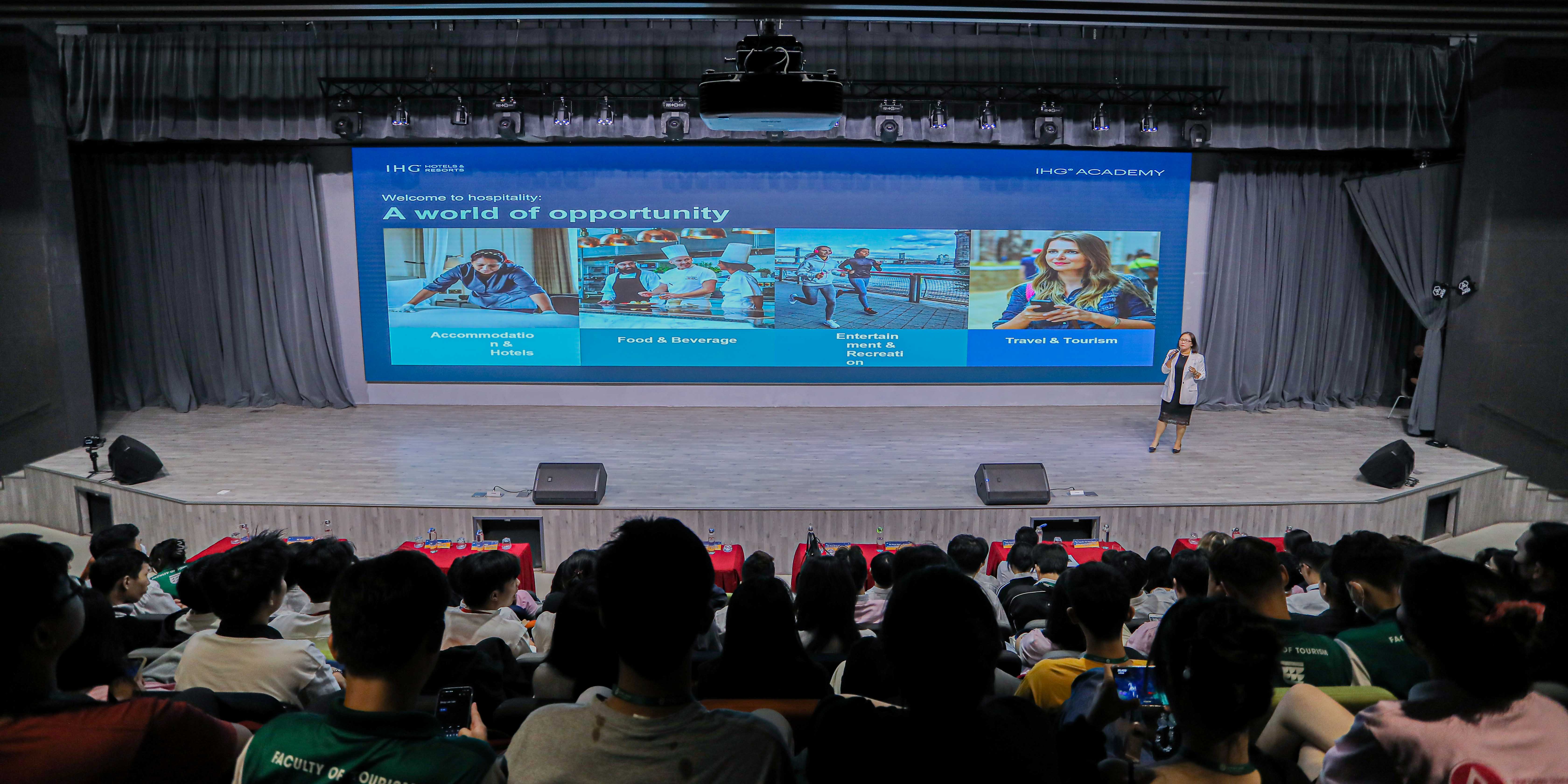 vlu-tang-co-hoi-nghe-nghiep-cho-sinh-vien-khoi-nganh-du-lich-duoc-trang-bi-ngoai-ngu-a.jpg