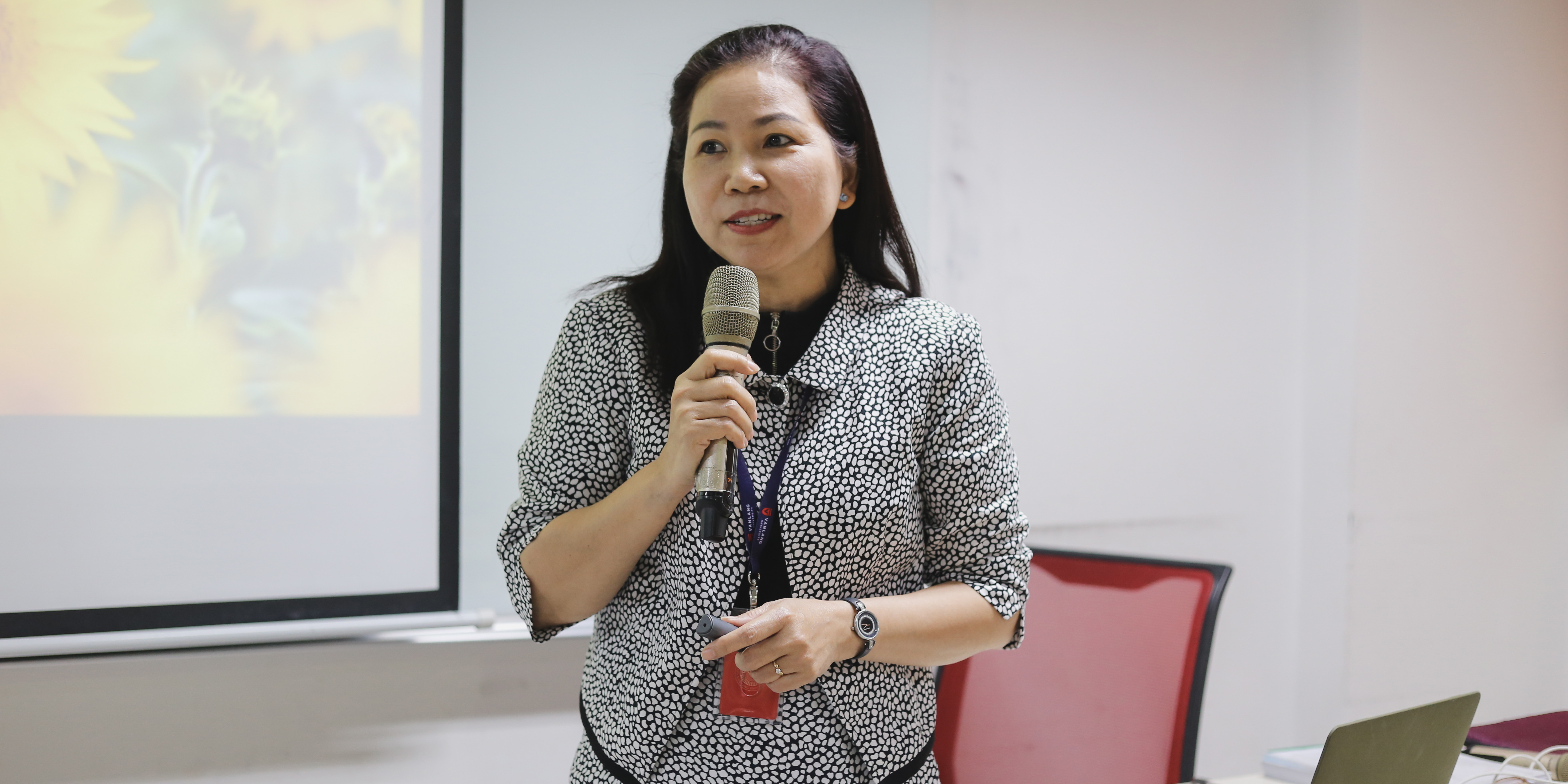 vlu-tap-huan-chia-se-kinh-nghiem-kiem-dinh-chat-luong-chuong-trinh-dao-tao-bac-dai-hoc-cua-khoa-ngoai-ngu-van-lang-b.jpg