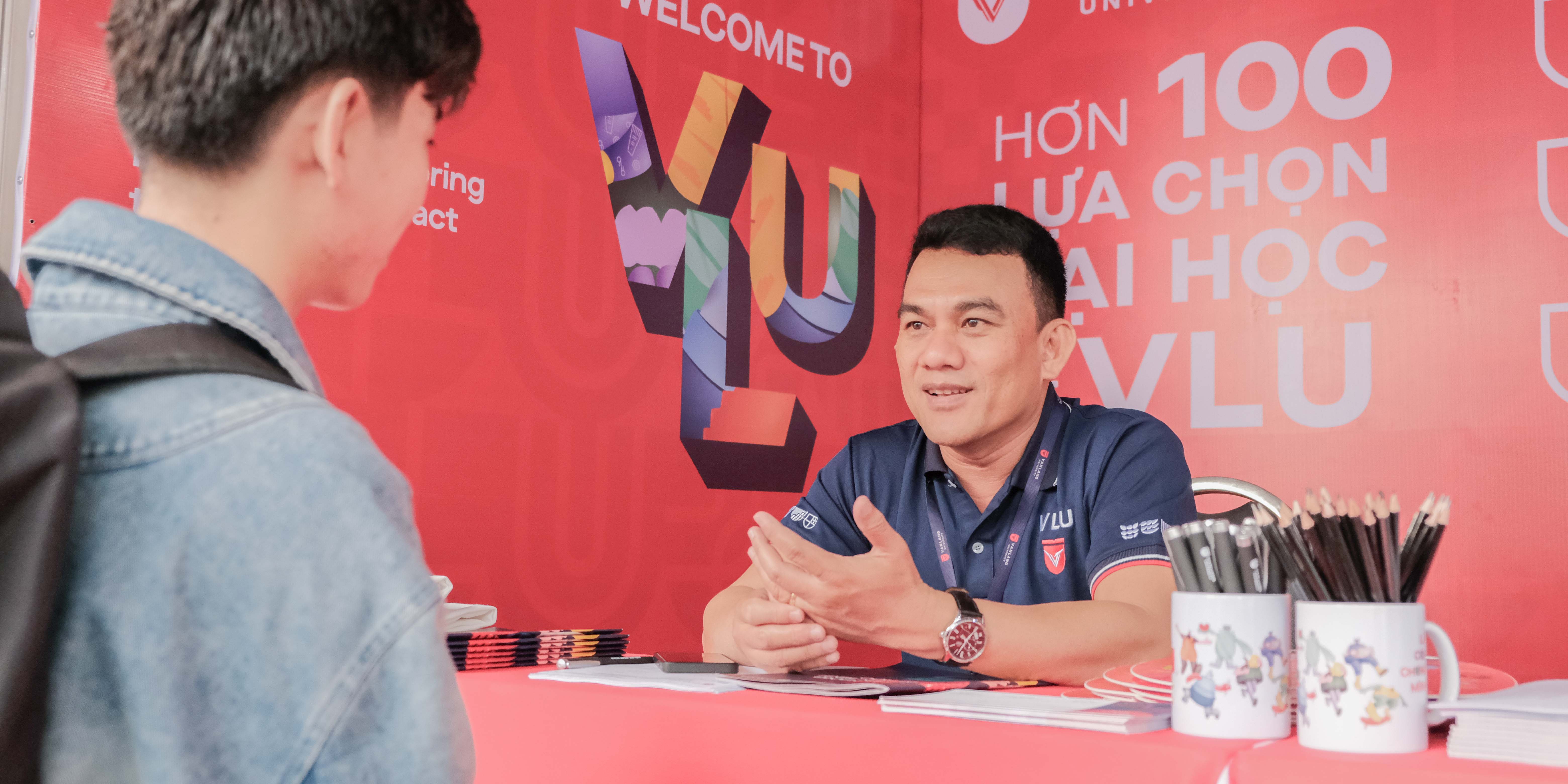 vlu-tham-du-ngay-hoi-tu-van-huong-nghiep-tai-can-tho-b.jpg