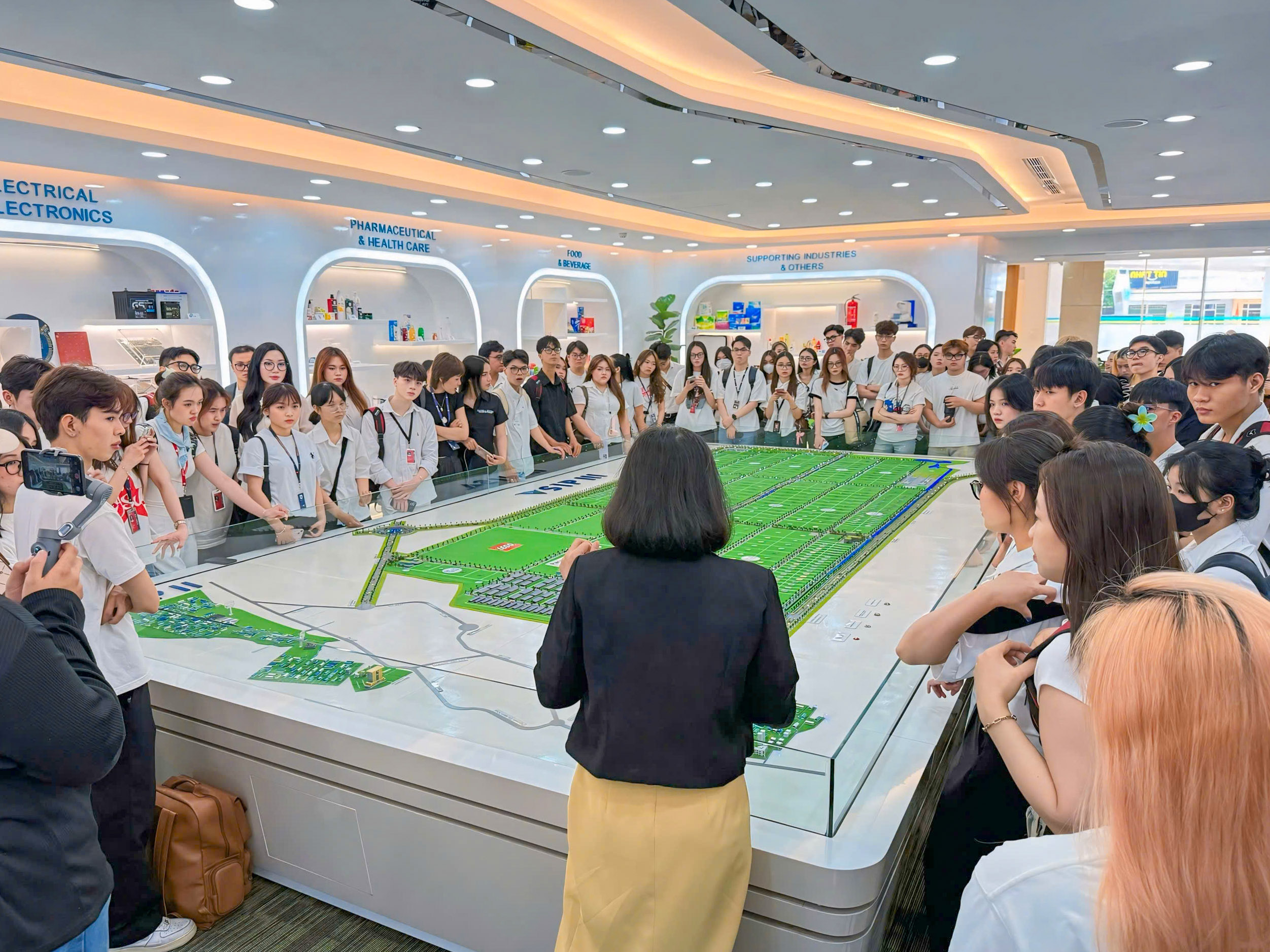 vlu-tham-quan-doanh-nghiep-va-hoc-tap-de-an-quan-tri-su-kien-cung-sv-marketing-b.jpg