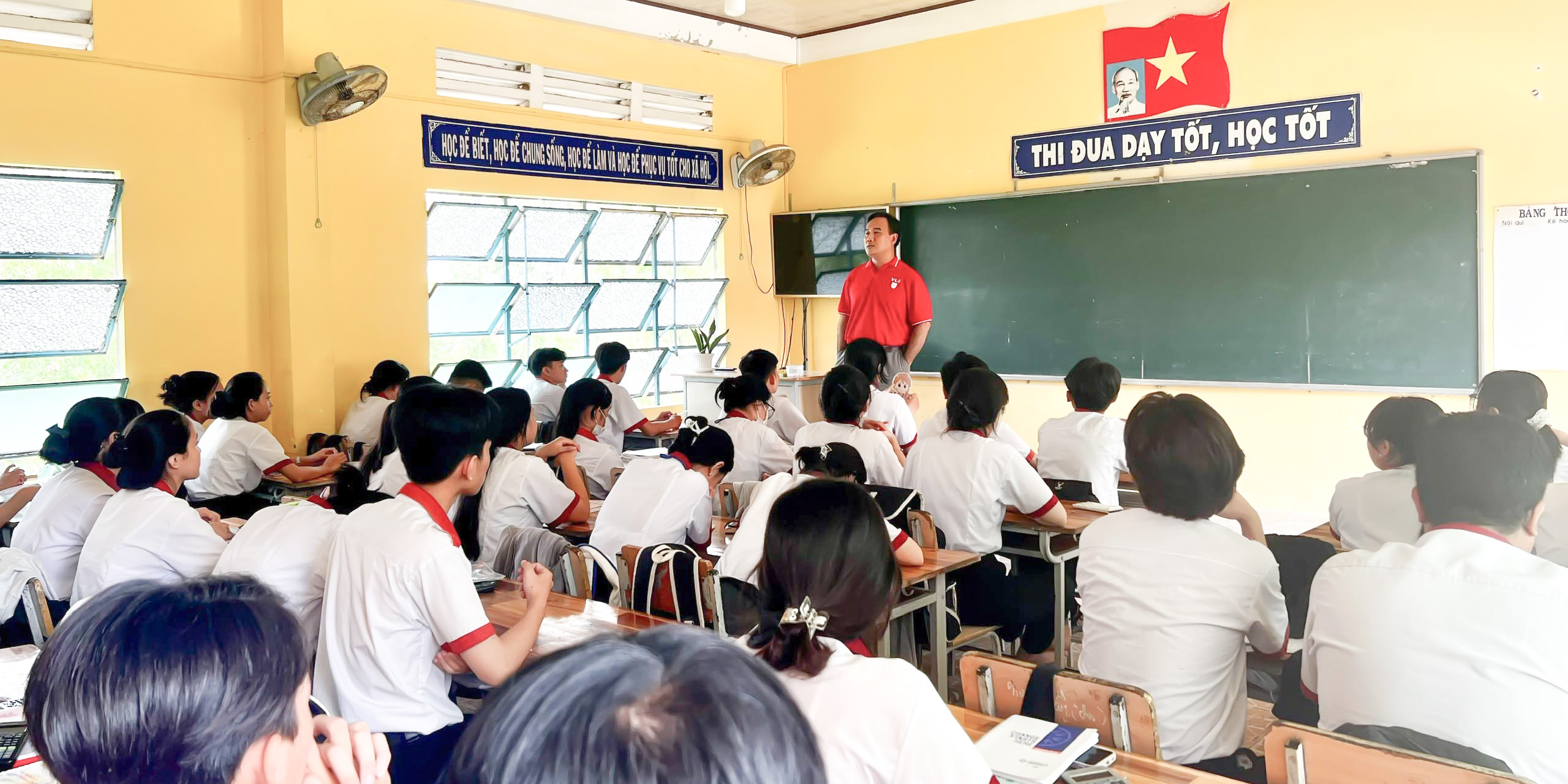 vlu-thay-co-khoa-xay-dung-tham-gia-chuoi-hoat-dong-cong-dong-tai-tinh-bac-lieu-va-ca-mau-e.jpg