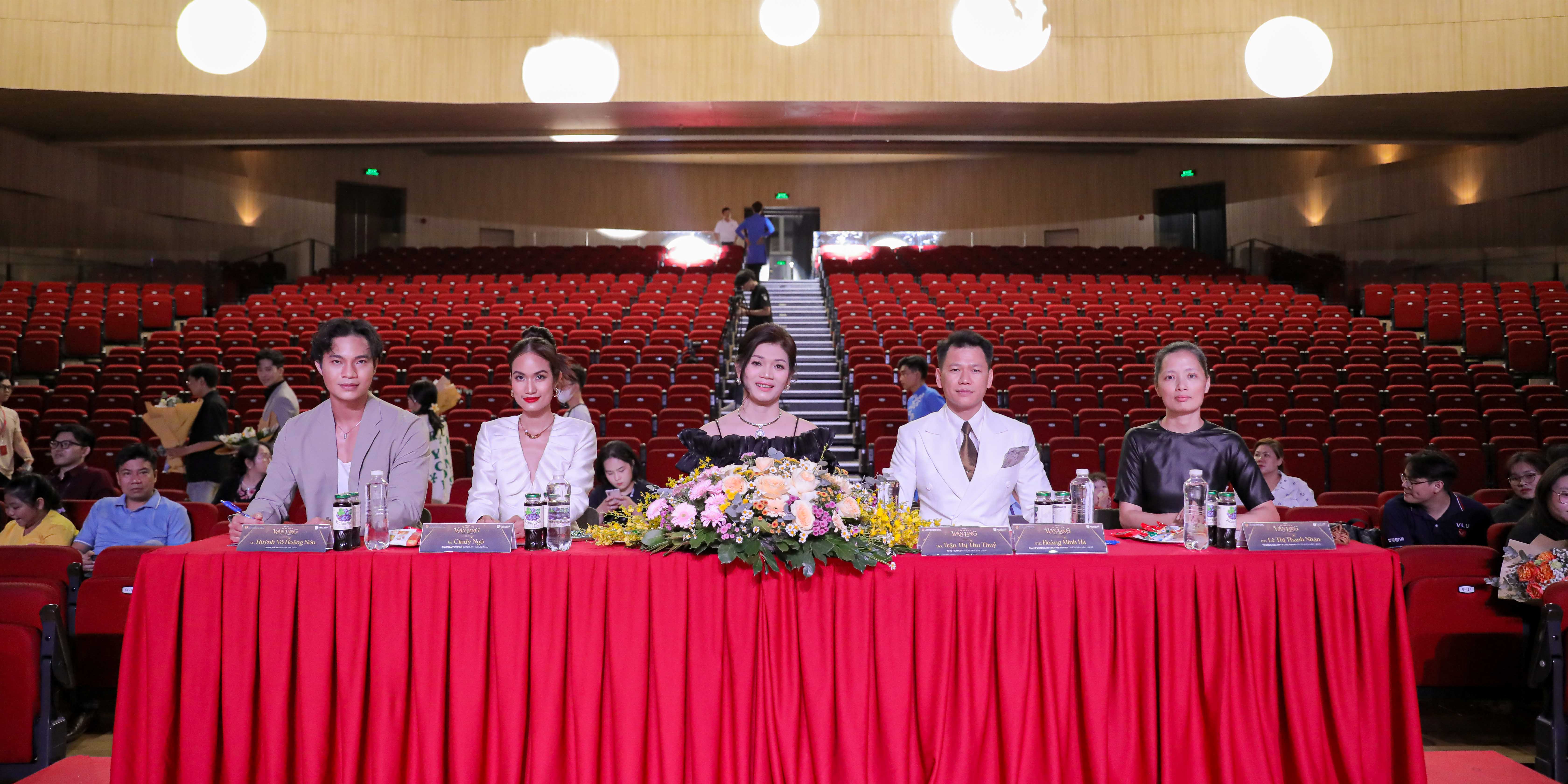 vlu-thay-co-toa-sang-tai-chung-ket-hoi-thi-thanh-lich-van-lang-2024-b.jpg