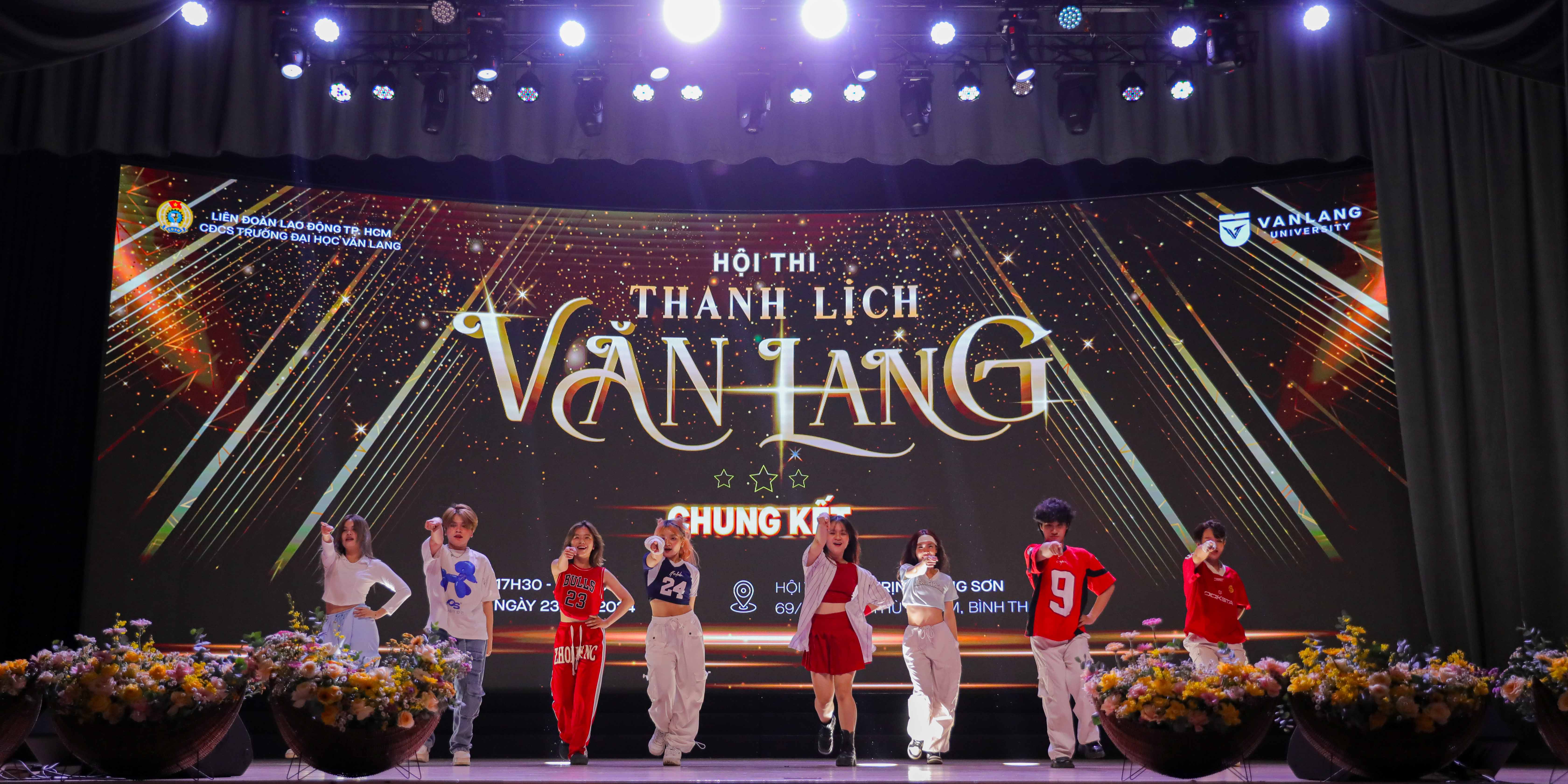 vlu-thay-co-toa-sang-tai-chung-ket-hoi-thi-thanh-lich-van-lang-2024-t.jpg